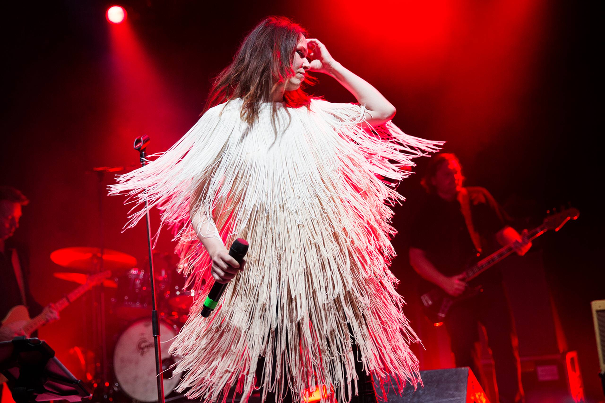 Kira Skov svingede med kjolen og sang bl.a. "Rebel Rebel" til koncerten i Amager Bio. 