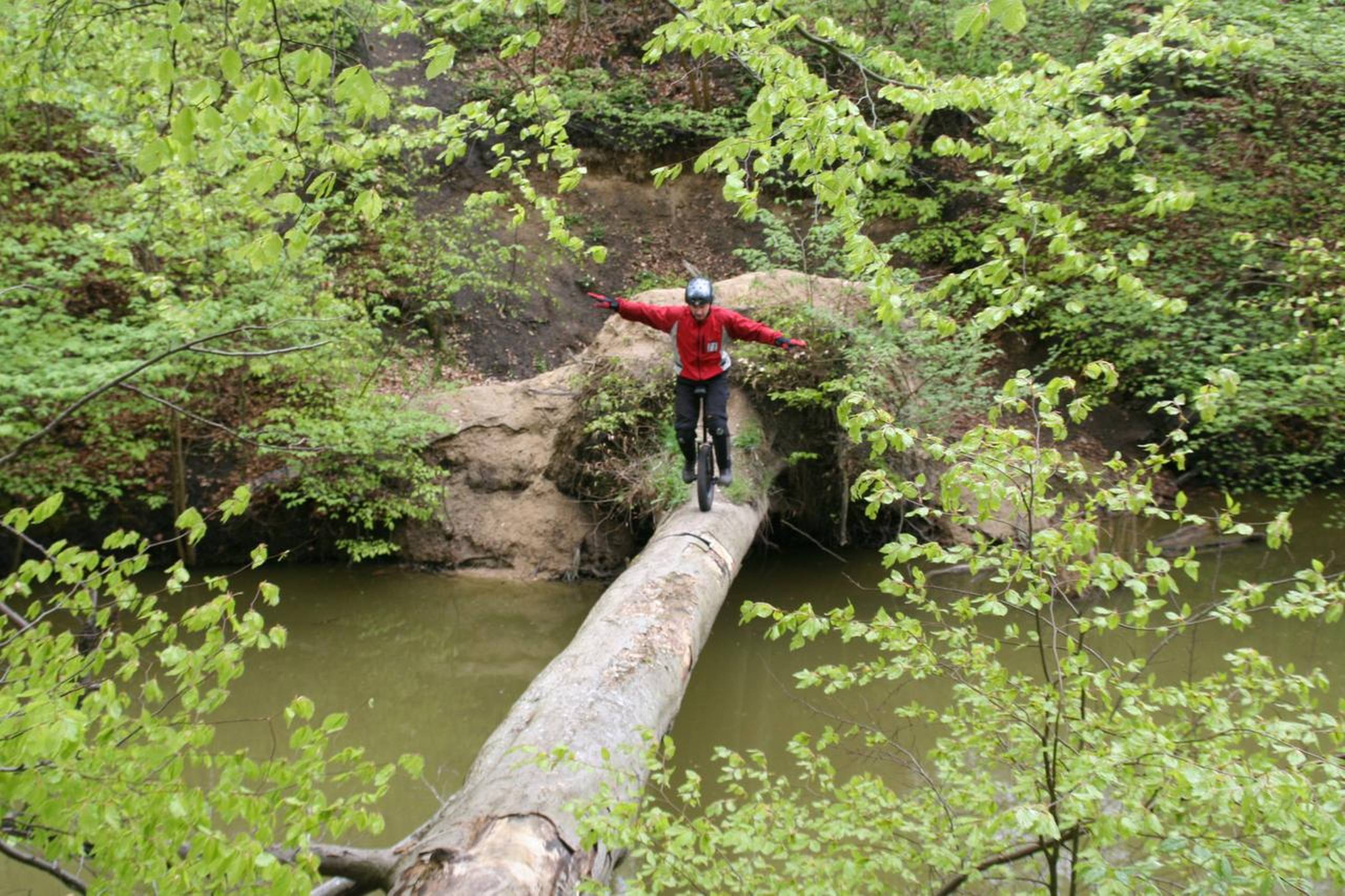 Lars Lottrup leder efter udfordringer, når han cykler rundt i de danske skove på sin ethjulede cykel. Ser han en væltet træstamme, skal han altid afprøve, om han kan køre over den. Foto: Privat