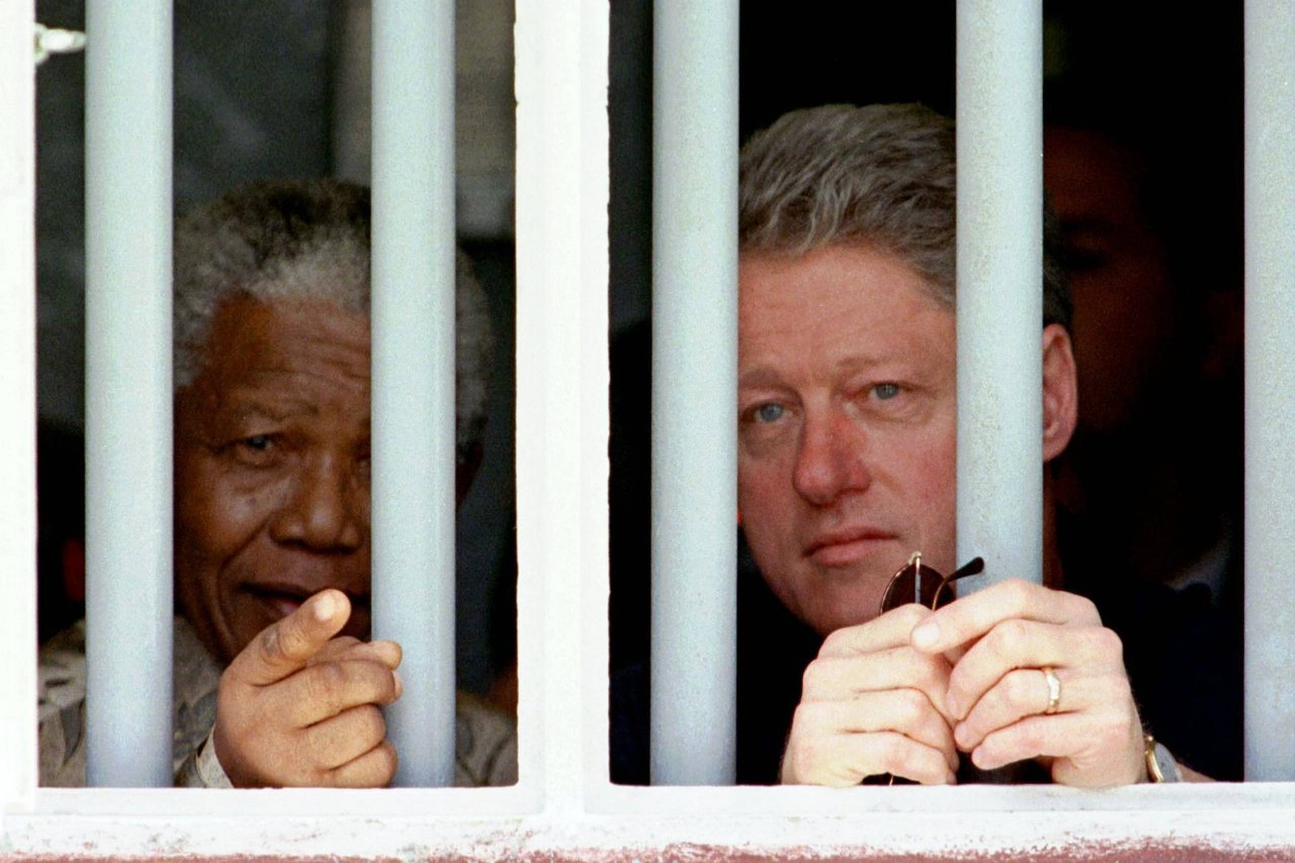 Nelson Mandela og Bill Clinton kigger ud af den celle, Mandela tilbragte 18 år i. Fotoet er fra 1998.