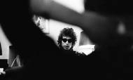 »Du behøver ikke høre, hvad Bob Dylan siger. Du skal bare høre, hvordan han siger det,« sagde John Lennon om kollegaen, der her er foreviget på et hotelværelse i Stockholm i maj 1966 – midt i den periode, hvor han satte strøm til guitaren, og de trofaste fans råbte »Judas« efter ham. Foto: Jan Persson fra bogen ”Musikalske portrætter”