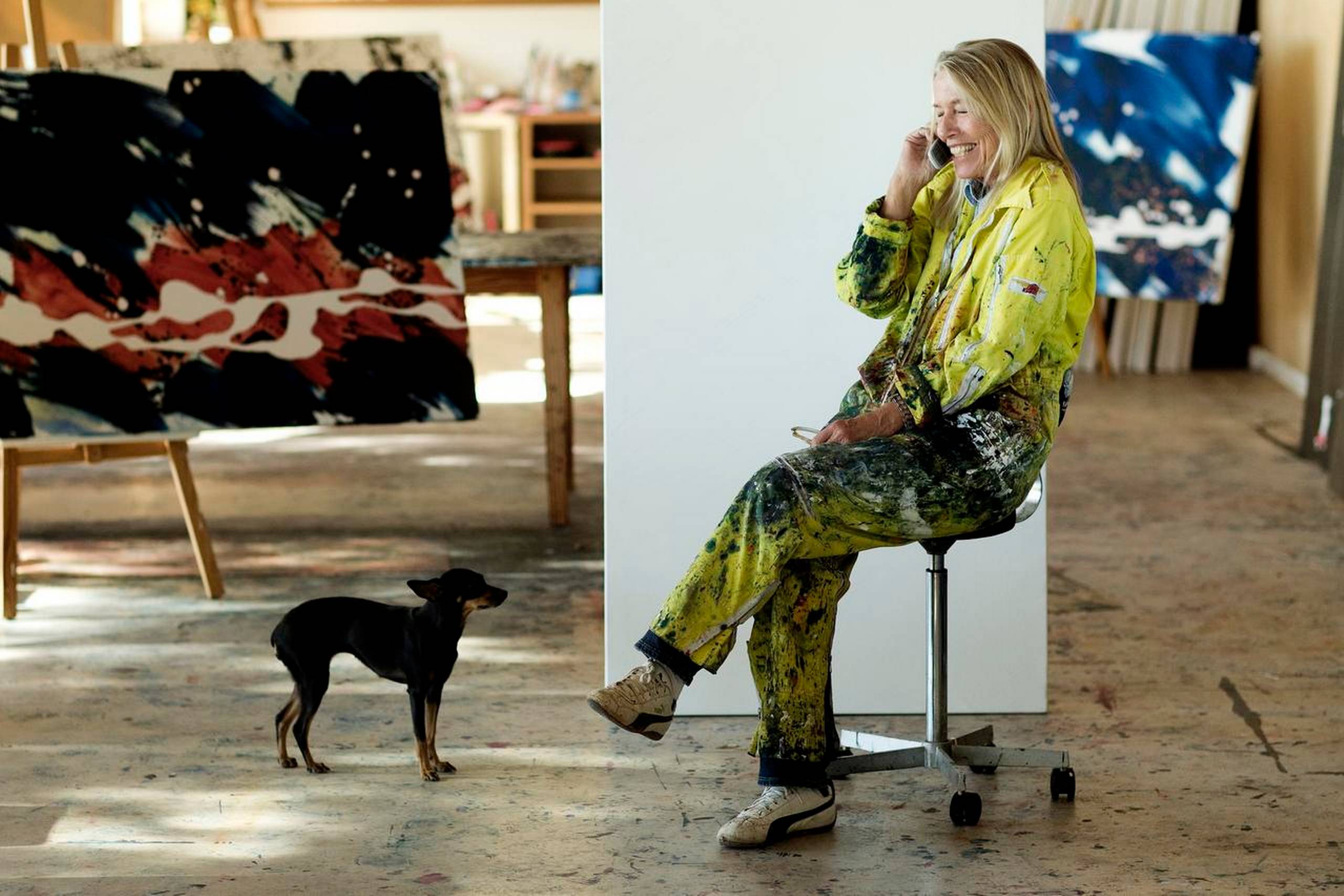 Lin Utzon i sit pragtfulde hus og atelier på Mallorca med hunden Luchu.