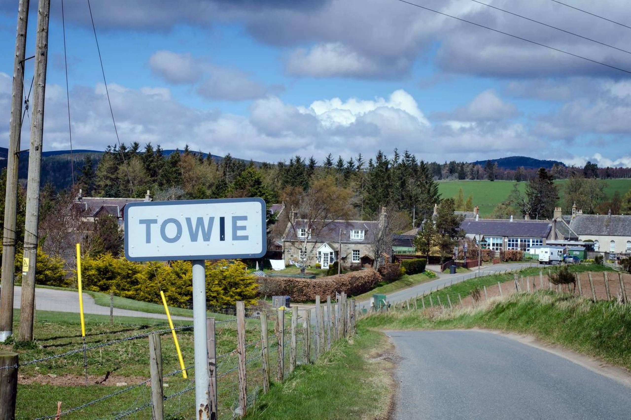 Det lille søvnige samfund Towie 60 km vest for Aberdeen kan ende som et rent Klondyke. To selskaber mener – efter to års undersøgelser – at bakkerne omkring byen gemmer på det rene guld. Fotos: Peter Thomsen