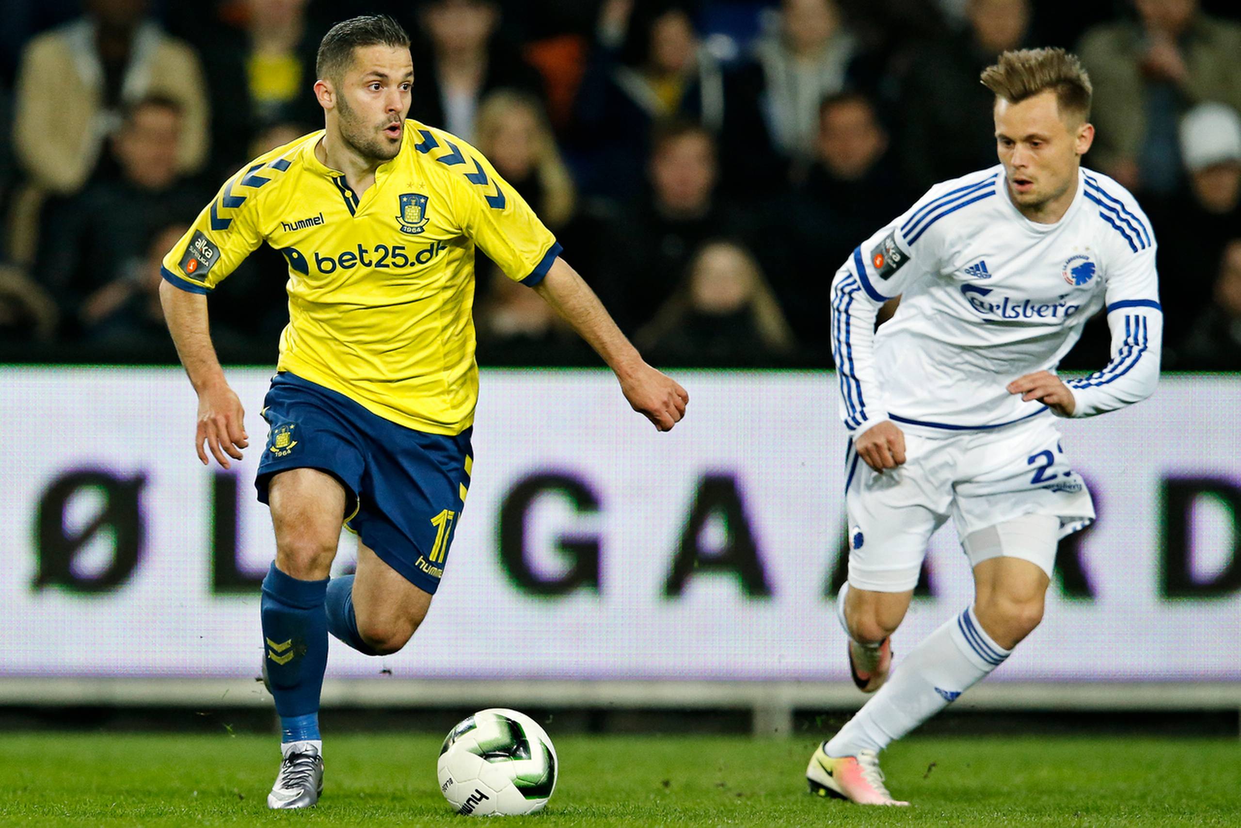 Riza Durmisi (i gul trøje) i aktion for Brøndby.