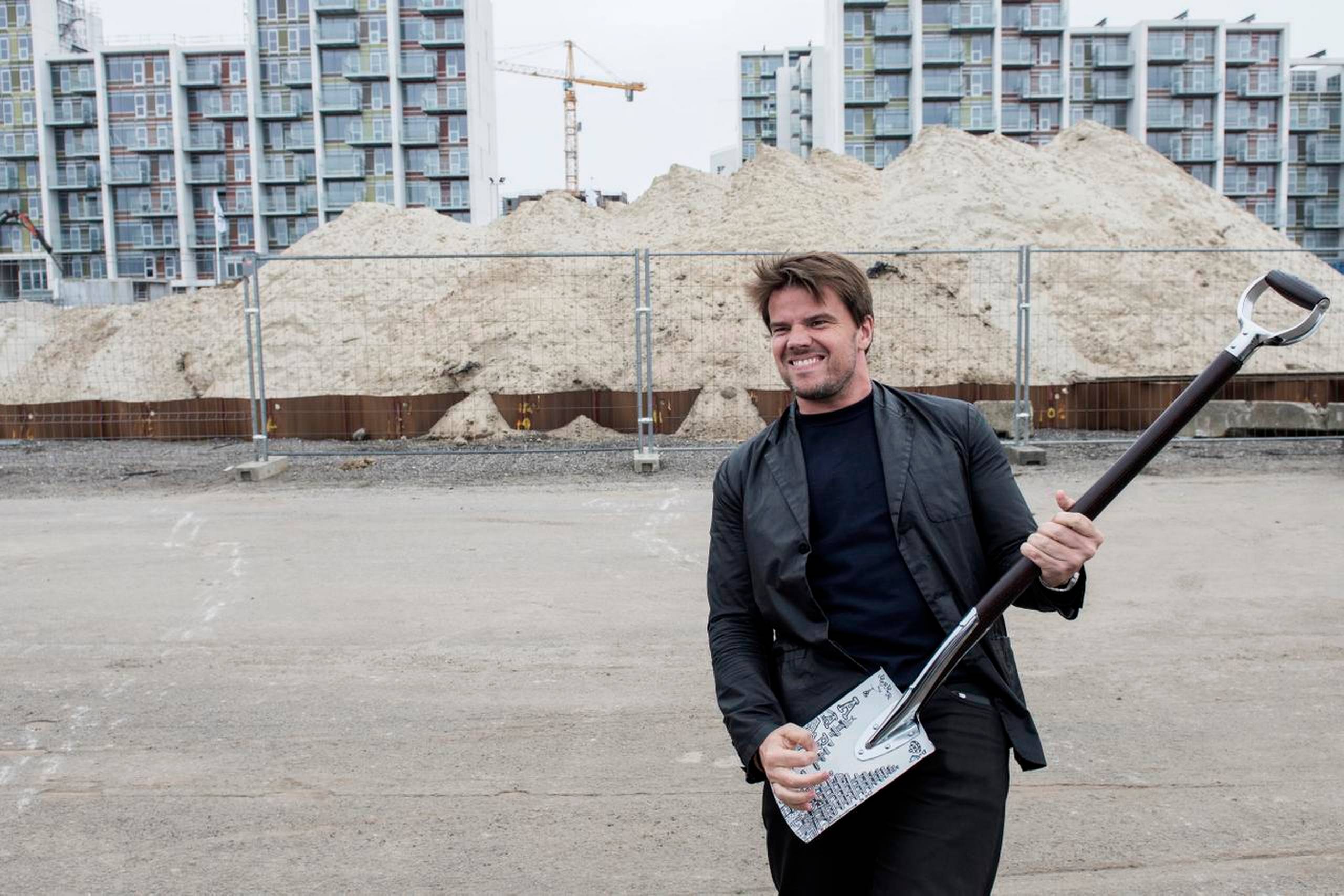 Arkitekt Bjarke Ingels havde medbragt sin egen specialspade malet af kunstneren Mormor.