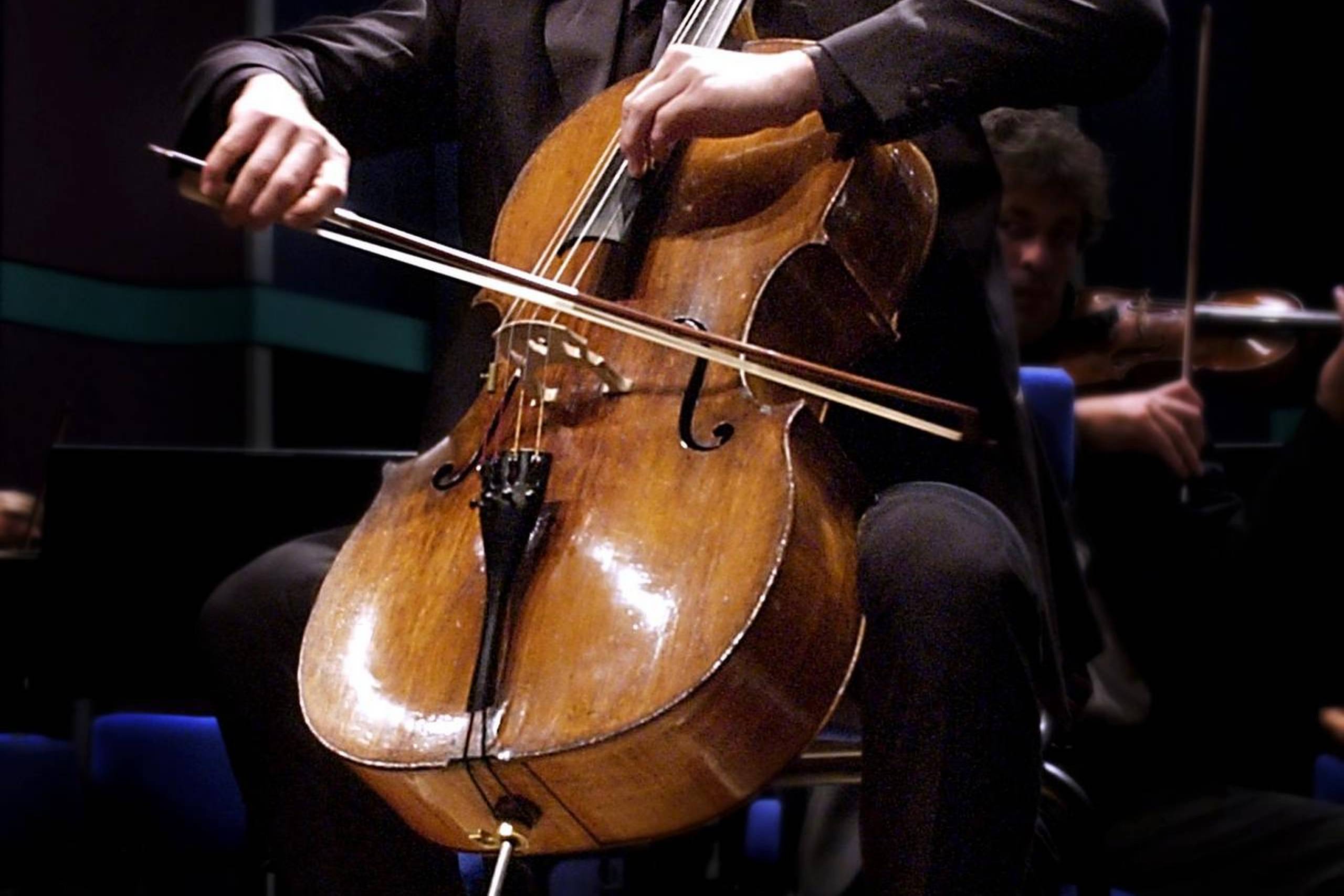 Copenhagen Phils egen solocellist, Toke Møldrup, spillede overlegent og lod buen danse gennem de intense dramaer i John Williams ”Cellokoncert”. Arkivfoto: Sofia Wraber