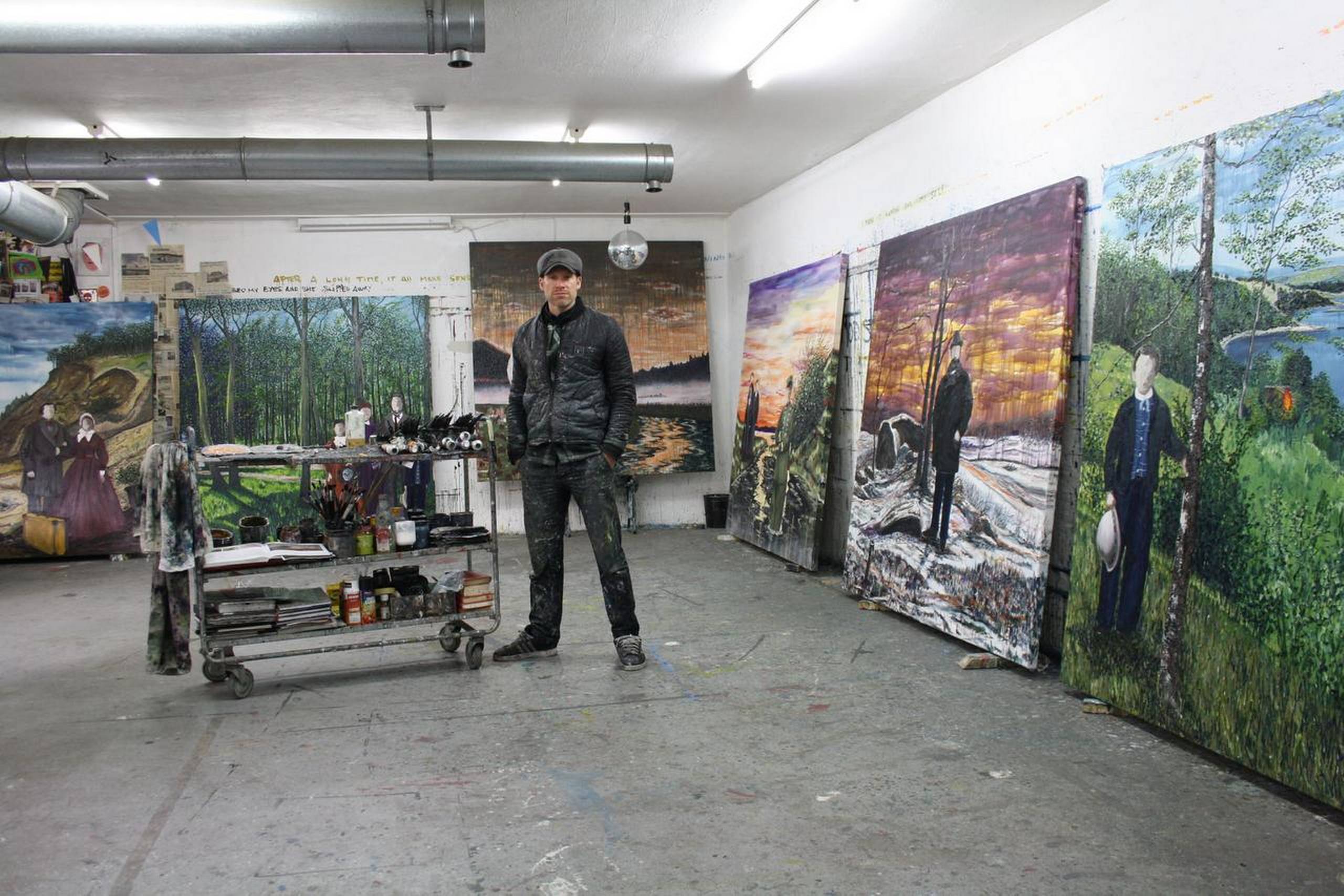 René Holm i det store atelier i fødebyen Esbjergs indre, hvor han bearbejder sine mange indtryk og omsætter dem til kunstværker. Foto: Red Star Photo