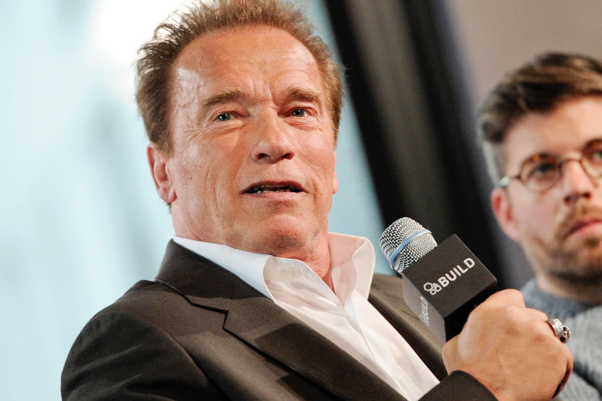 Hollywoodstjernen og tidligere guvernør i Californien Arnold Schwarzenegger blev angrebet af en elefant i Sydafrika. Foto: Evan Agostini/AP