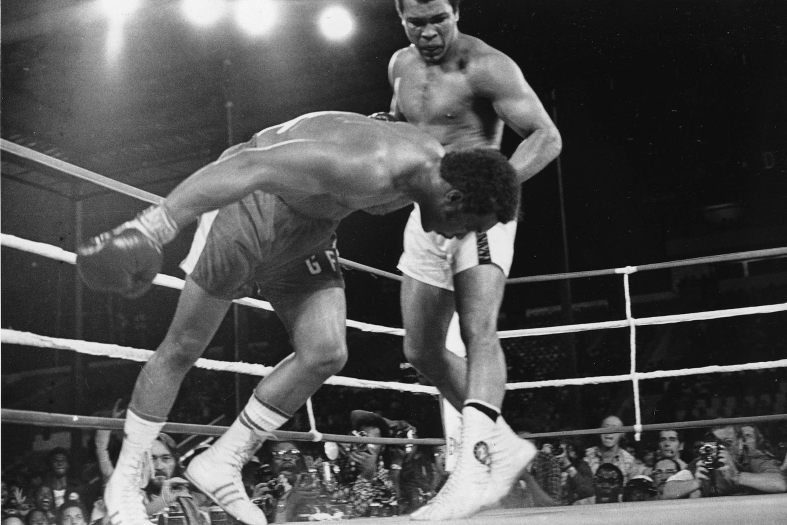 Muhammad Ali havde mange store kampe. Her fælder han George Foreman i ottende omgang i VM-kampen i Zaire. Arkivfoto: AP