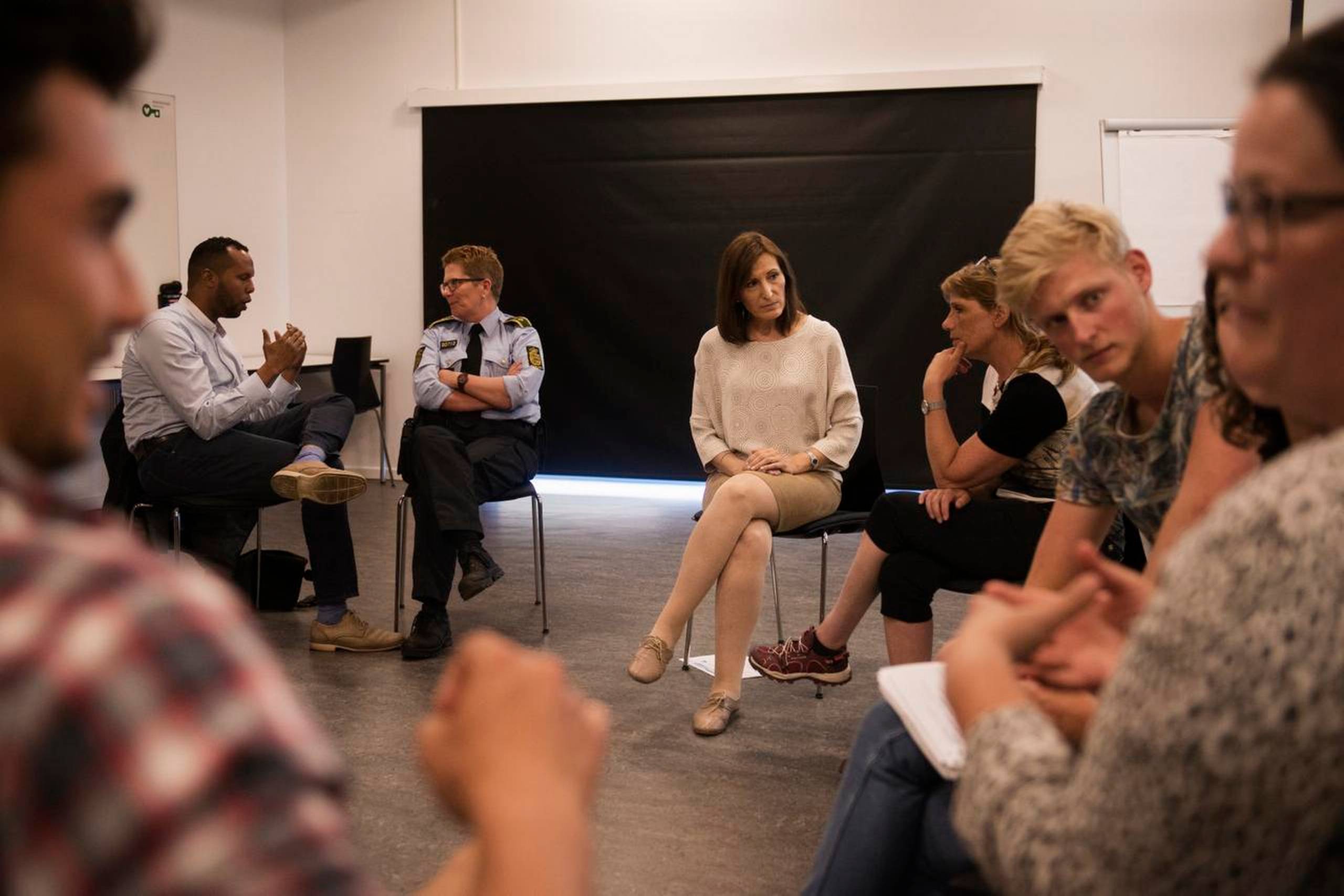 Esma Birdi er en af de nye i Blå Bog, og hun ser det som en stor anerkendelse af sit arbejde som integrationskonsulent, som hun her er i gang med i et boligområde i Aalborg, hvor hun skal mødes med etniske unge og forældre for at løse konflikter. Foto: Kenneth Lysbjerg Koustrup
