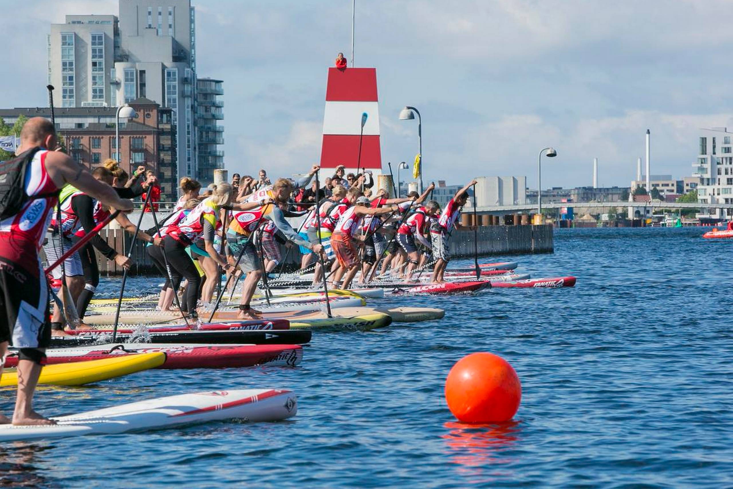 SUP Racing går ud på at komme hurtigst fra stranden ud til en bøje og over målstregen. Foto: PR