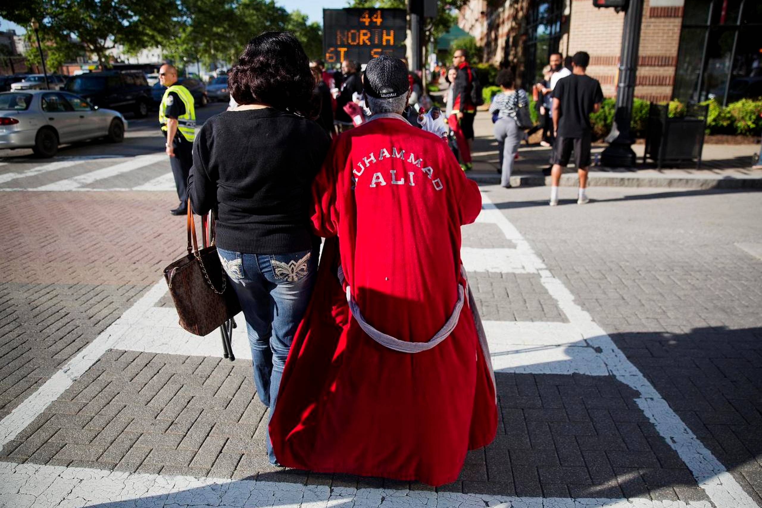 Klædt i sin Muhammad Ali kappe var Barbara Hillman i Louisville en af de heldige, der fik billetter til mindehøjtideligheden fredag. Fotos: David Goldman/AP.