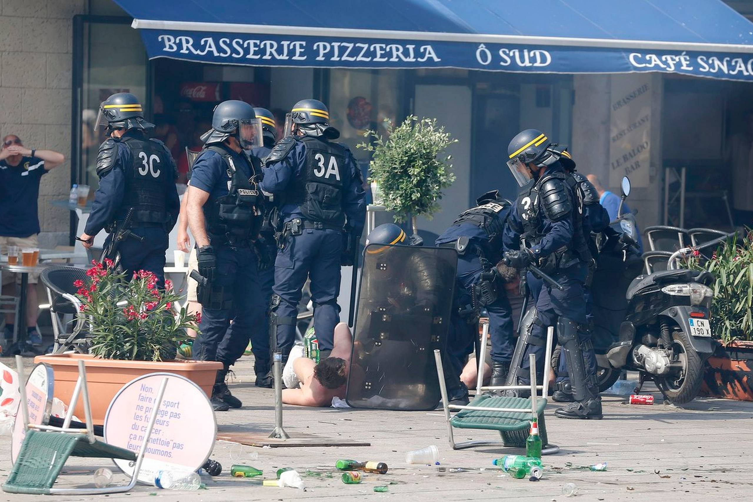 I flere dage har der været uro mellem fodboldtilskuere i Marseille. De kulminerede i timerne omkring kampen mellem England og Rusland. Foto: Darko Bandic/AP