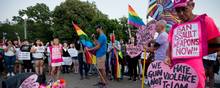 Medlemmer og støtter af LGBT-miljøet samles og tænder lys foran Det Hvide Hus i Washington DC den 12. juni, efter et skyderi på en natklub for homoseksuelle i Orlando, Florida, kostede 50 mennesker livet natten forinden. 
Foto: Manuel Balce Ceneta