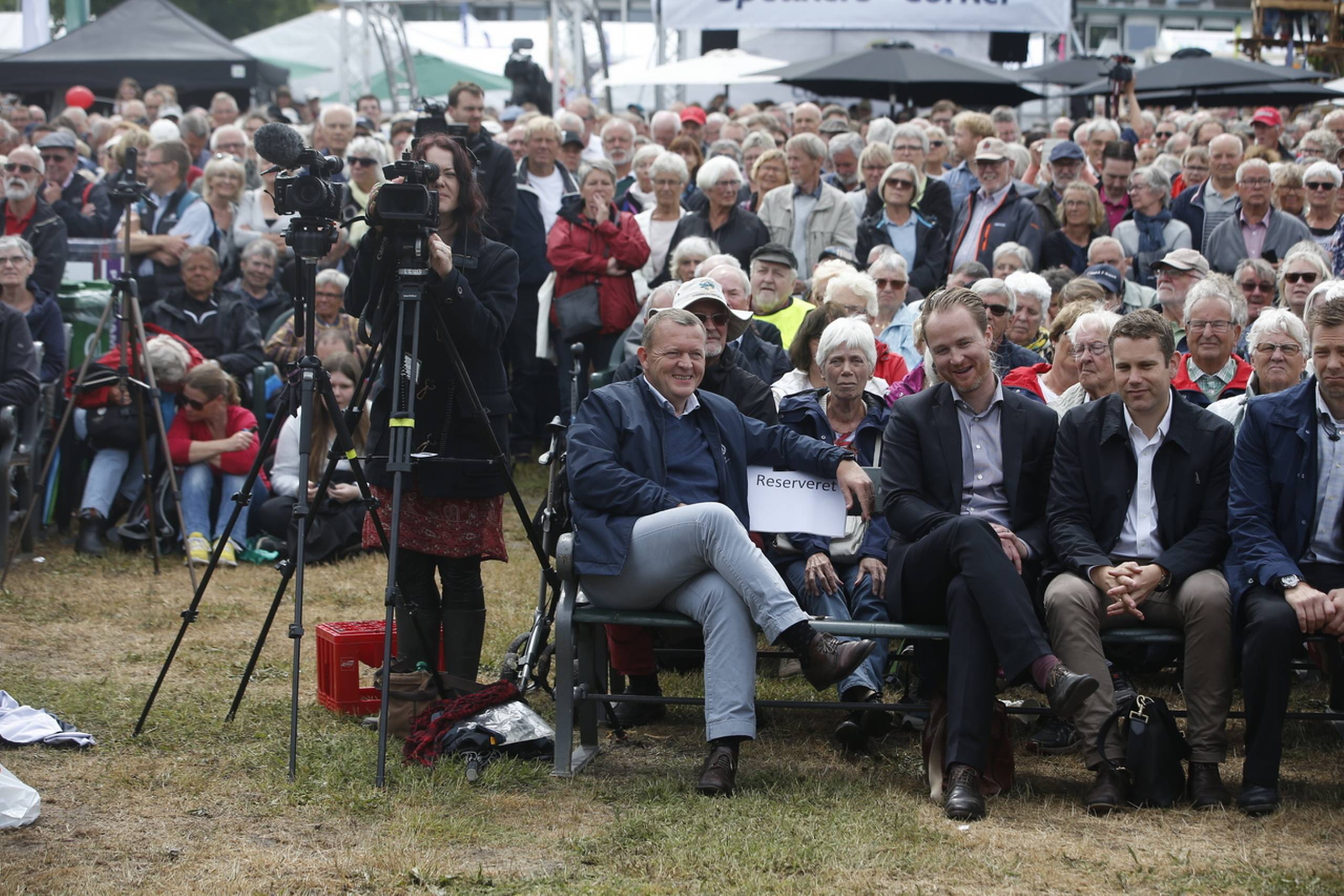 Torsdag eftermiddag kan borgmester Winni Grosbøll (S) byde velkommen til Folkemødet  i et tørt og næsten solbeskinnet Allinge. Foto: Finn Frandsen/Polfoto