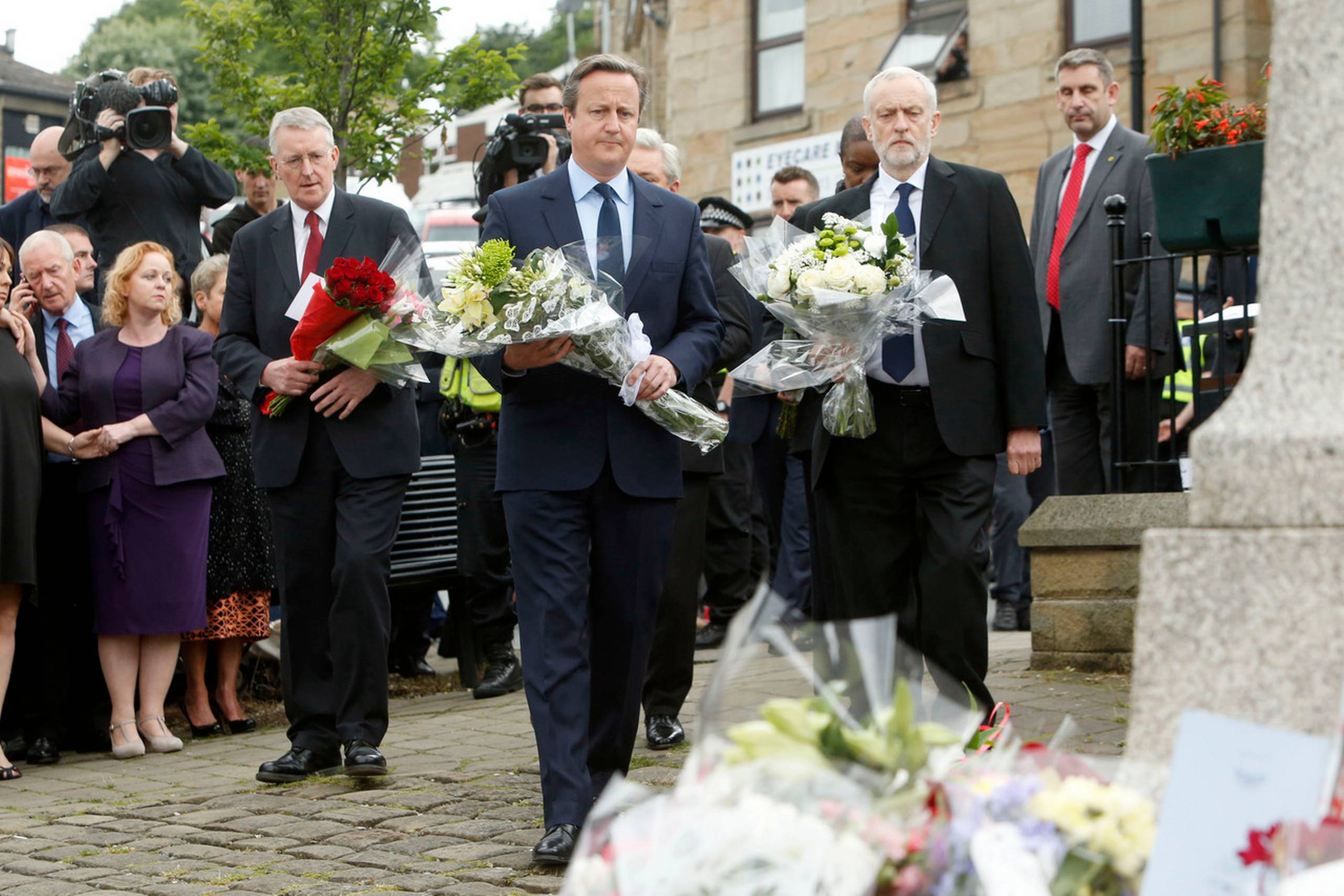 Premierminister David Cameron og Labours leder, Jeremy Corbyn, lagde blomster på det sted, hvor Jo Cox blev dræbt. Foto: Danny Lawson/AP