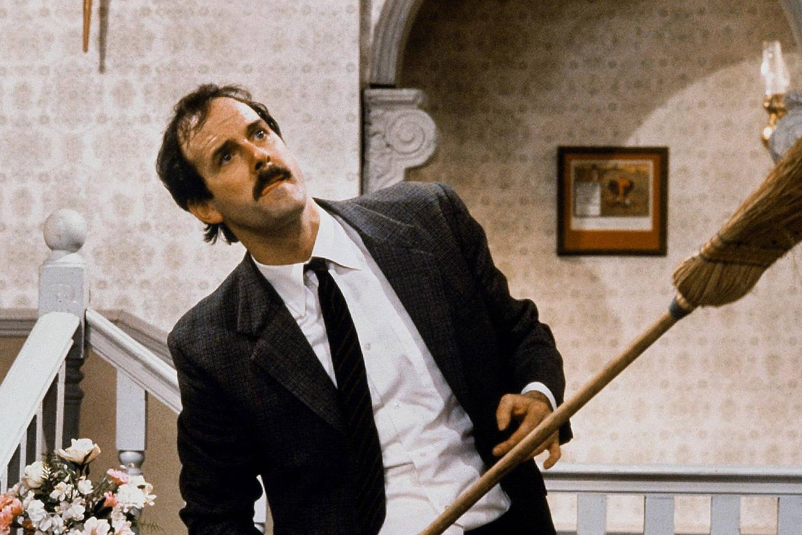 John Cleese har vist vejen. Hvem er byens bedste Basil? Foto: BBC