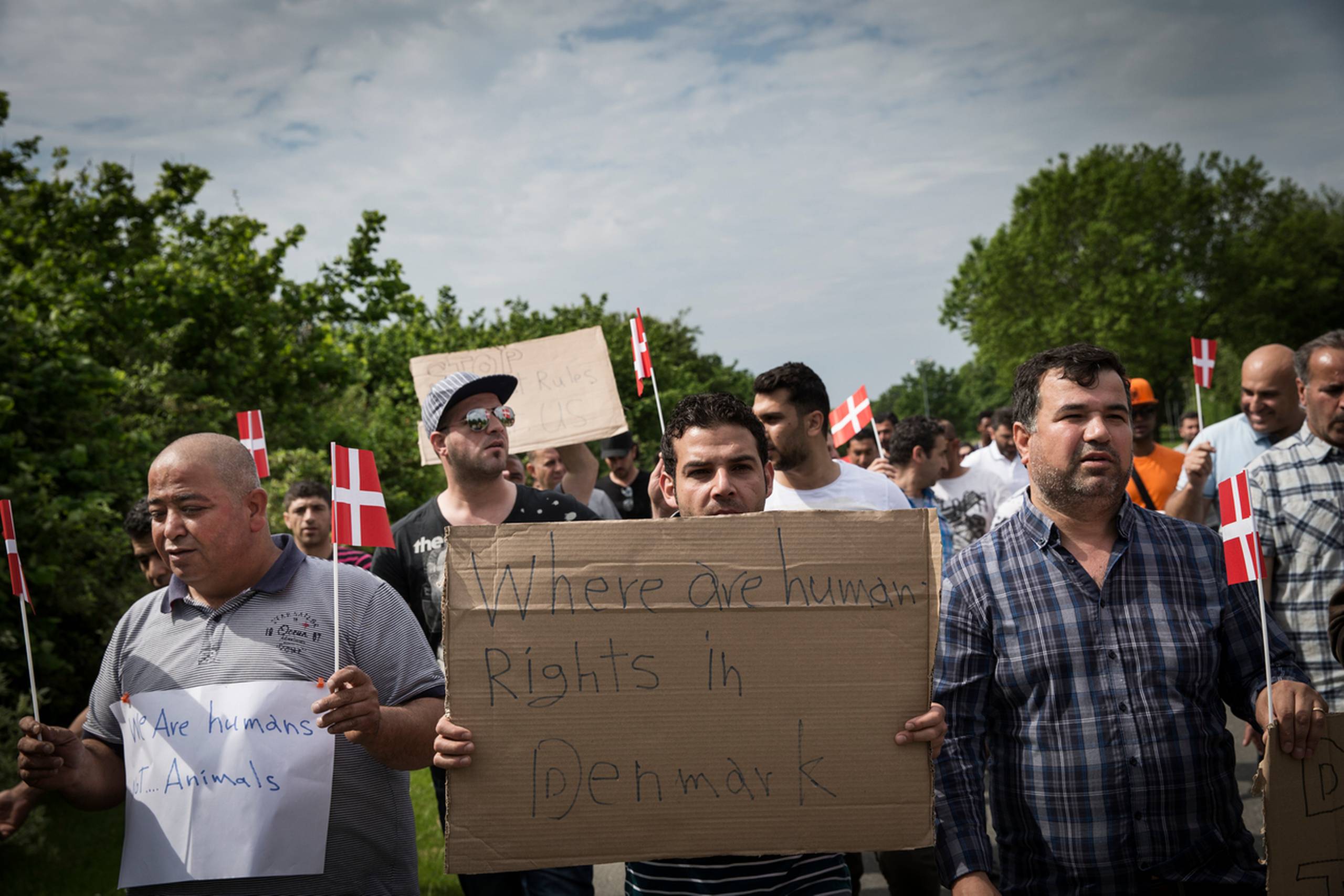 En gruppe flygtninge er på vej gennem Hadsten mod  Integrationsteamets kontor i Faurvskov Kommune for at protestere mod indførelsen af den såkaldte integrationsydelse. Foto: Christian Klindt Sølbeck