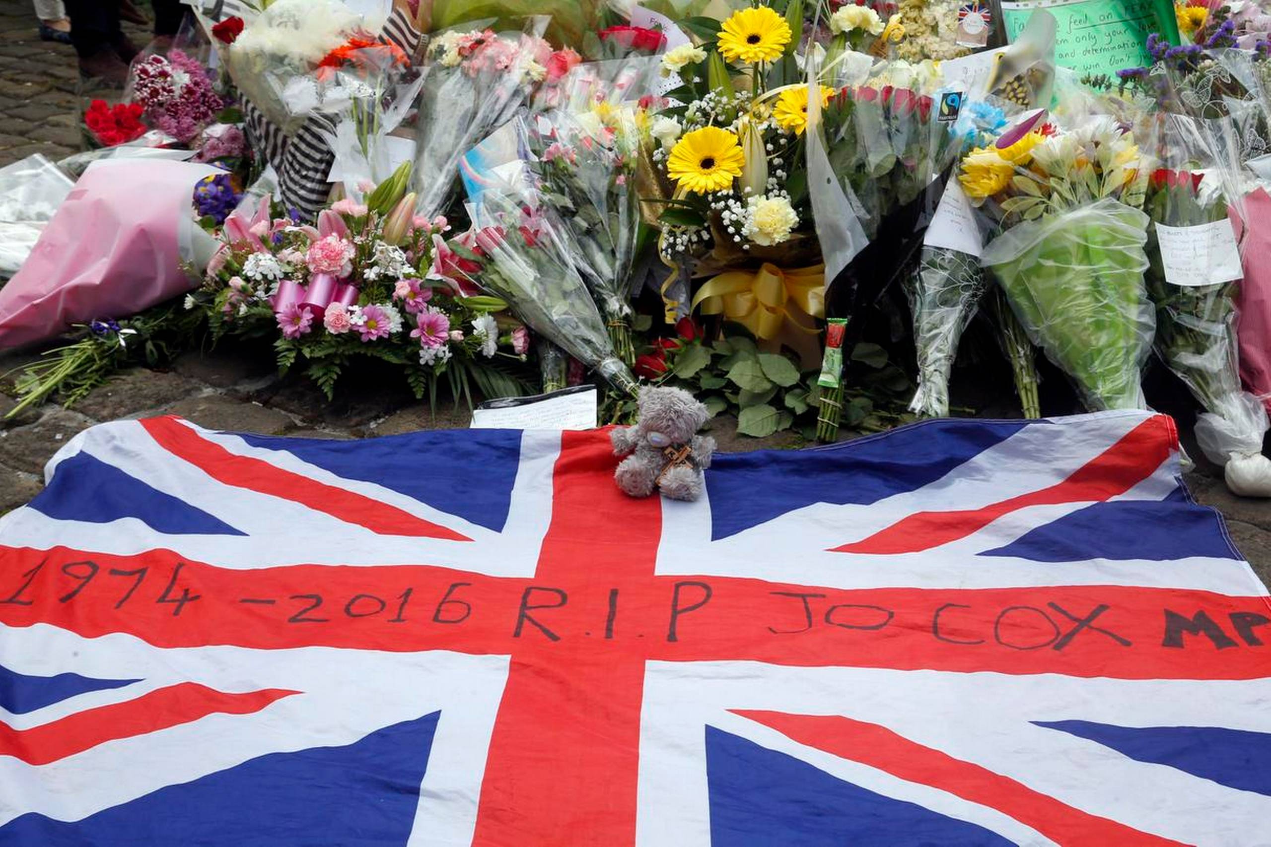 I Birstall i Nordengland, hvor Jo Cox blev dræbt, strømmer det fortsat ind med afskedshilsner til den 41 politiker og mor til to. Noget kunne tyde på, at drabet på Jo Cox har betydet en holdningsændring før det britiske EU-valg. Et meningsmålingsinstitut registrerede et markant skifte i svarene præcis kl. 14 torsdag, da nyheden om angrebet på den respekterede EU-tilhænger ramte medierne. Foto: Danny Lawson/AP