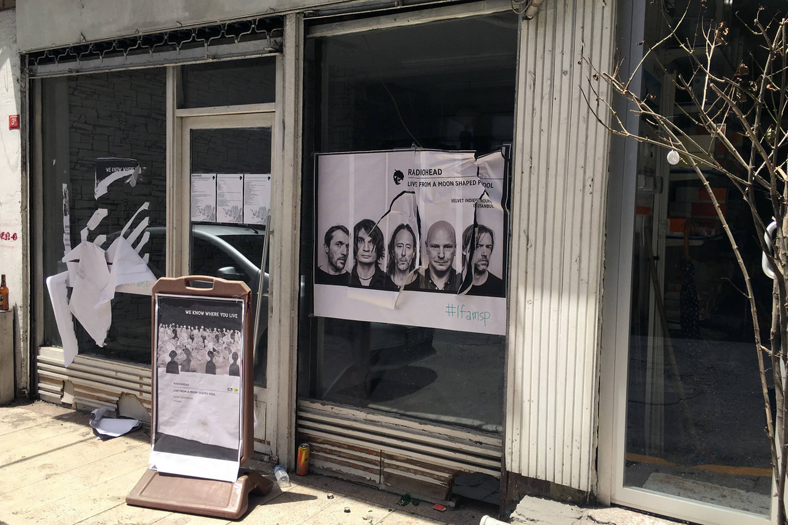 Omkring 20 mænd gik til angreb på kunder og ansatte i en musikbutik, hvor man fredag holdt en fest i anledning af den britiske musikgruppe Radioheads nye album. Foto: Dominique Soguel/AP