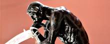 Tre danske forretningsmænd er tiltalt for at have forsøgt at sælge en falsk udgave af Auguste Rodins berømte skulptur "Grubleren". Sagens hovedperson, den 37 centimeter høje "Grubler", er to gange blevet erklæret falsk af Rodin-komiteen. Foto: Adrian Joachim