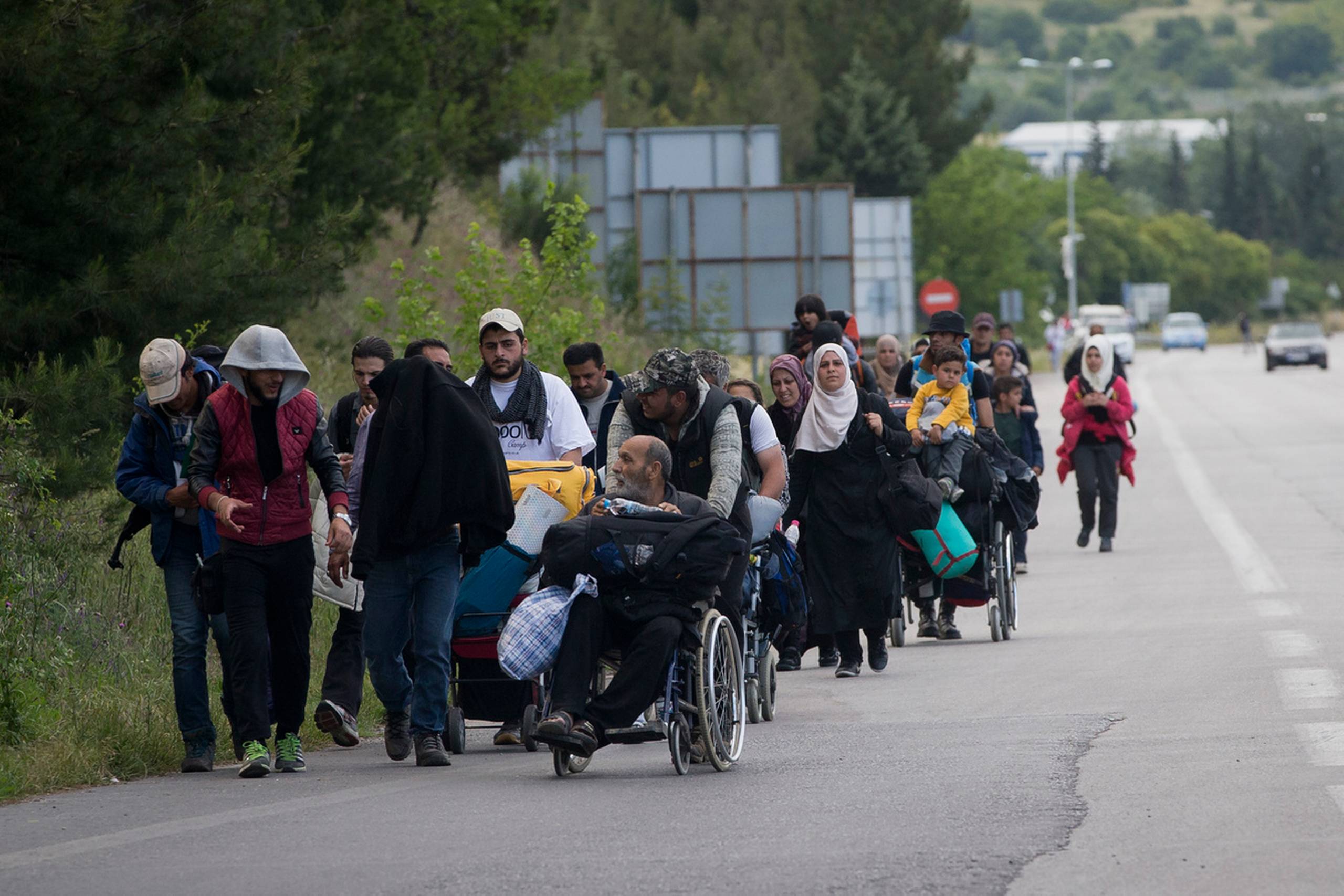 Migranter på motorvejen i Grækenland. Foto: Darko Bandic/AP