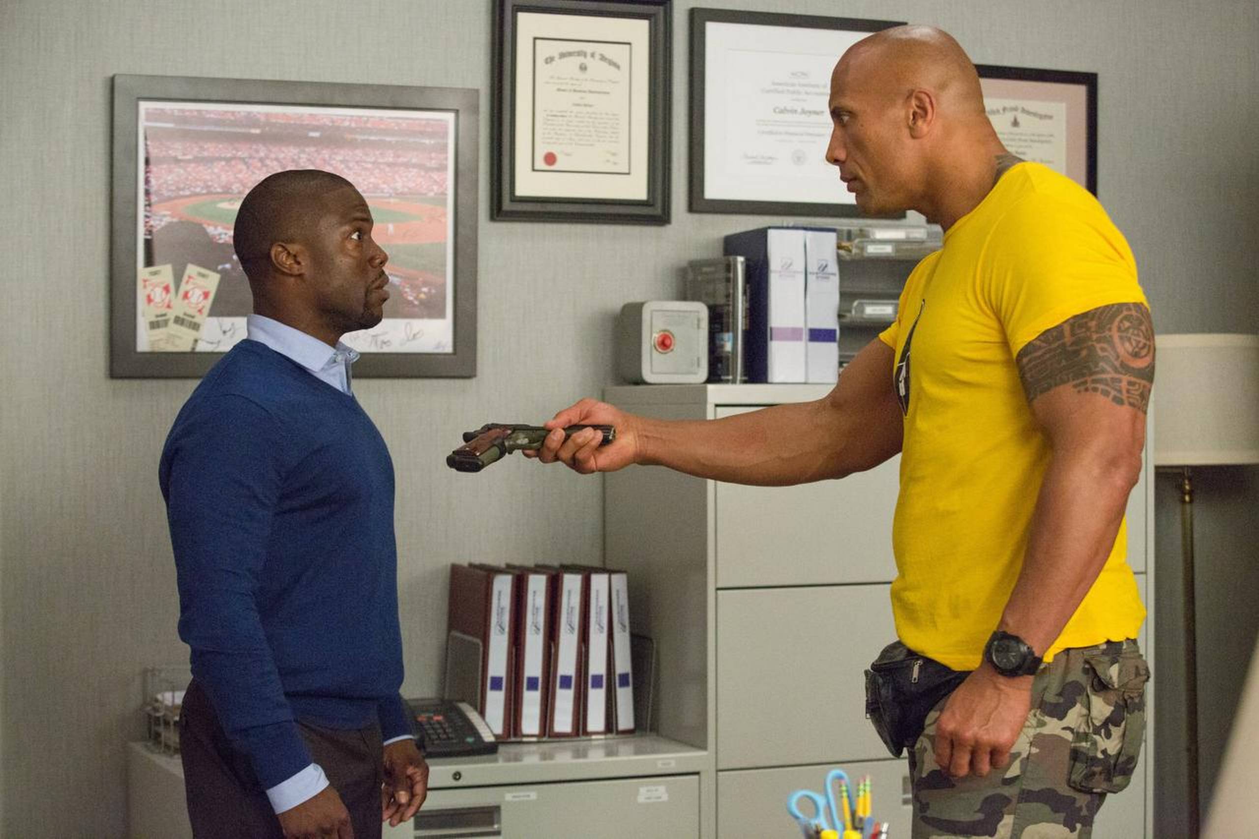 Kevin Hart (t.v.) og Dwayne Johnson i en scene fra den intelligente og uhyre morsomme ”Central Intelligence”. Foto: Claire Folger/Warner Bros. Entertainment Inc.