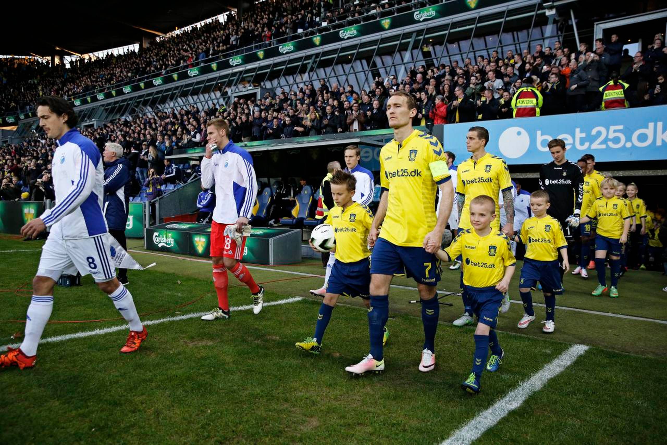 Thomas Kahlenberg og Daniel Agger på vej ind på banen i pokalsemifinalen mod FC København. Foto: Jens Dresling/Polfoto
