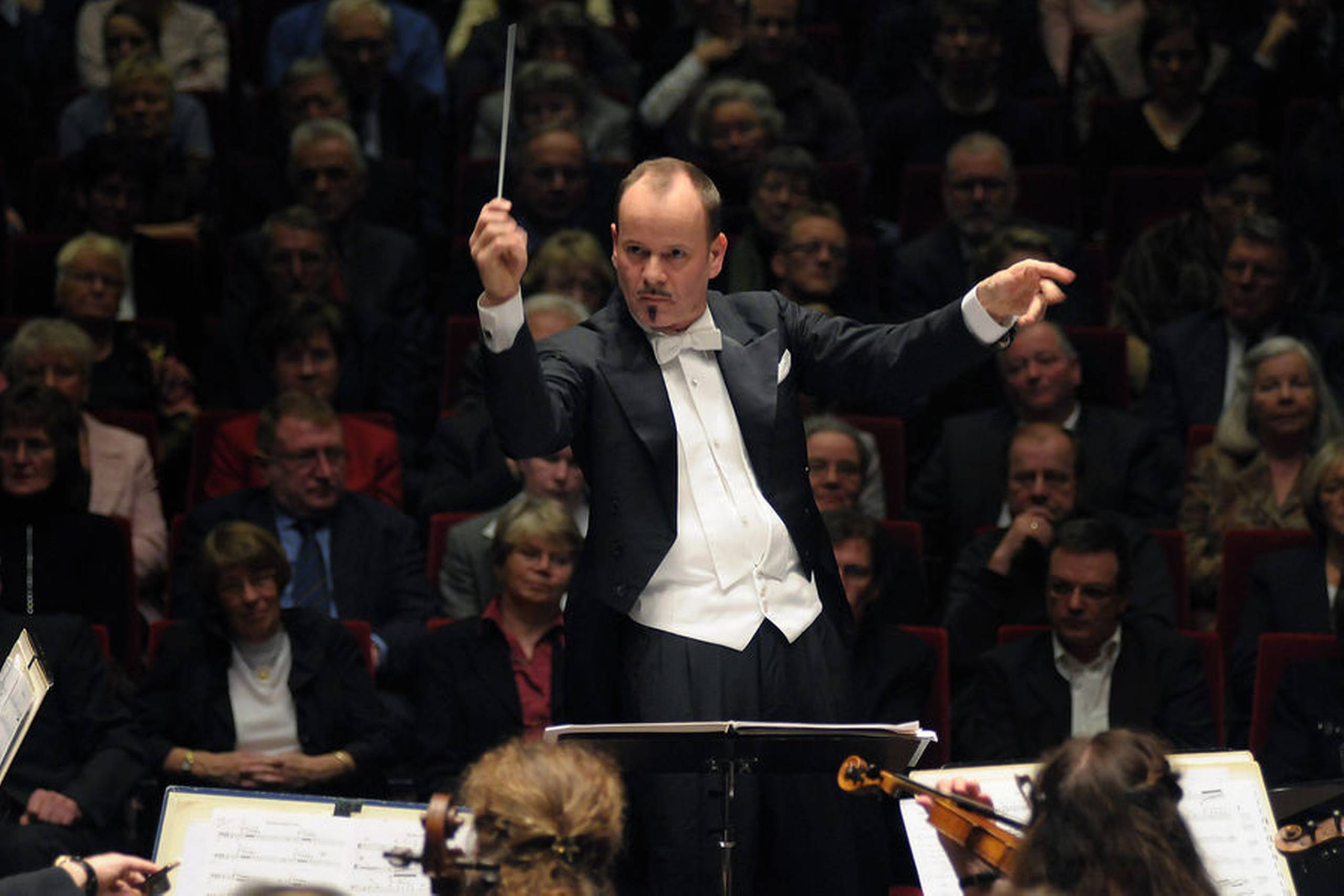 Tivoli Copenhagen Phil satte med den tyske dirigent Frank Strobel som energisk indpisker fredag aften alle symfoniske filmsejl til. Foto: Marco Ehrhardt
