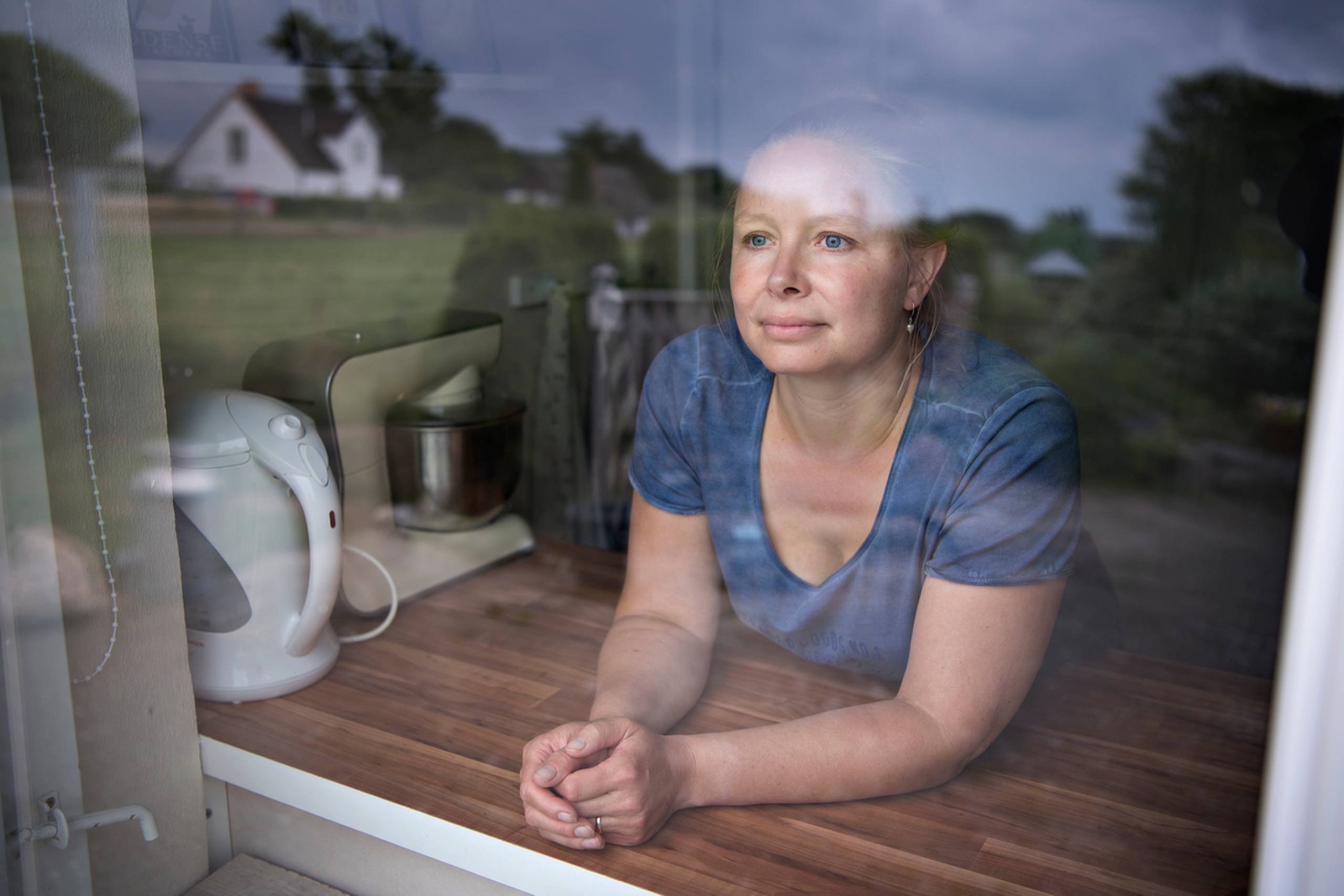 Kira Thømming lider af duft- og kemikalieoverfølsomhed, hvilket har betydet, at hun ikke længere kan arbejde. Hendes krop reagerer på alt fra ny maling til tryksværte fra aviser. Det tog meget lang tid, før Kira fik sin diagnose. I langt tid mente lægen, at hun måtte have stress og først efter flere år fandt man frem til hendes rette diagnose. Foto: Brian Karmark