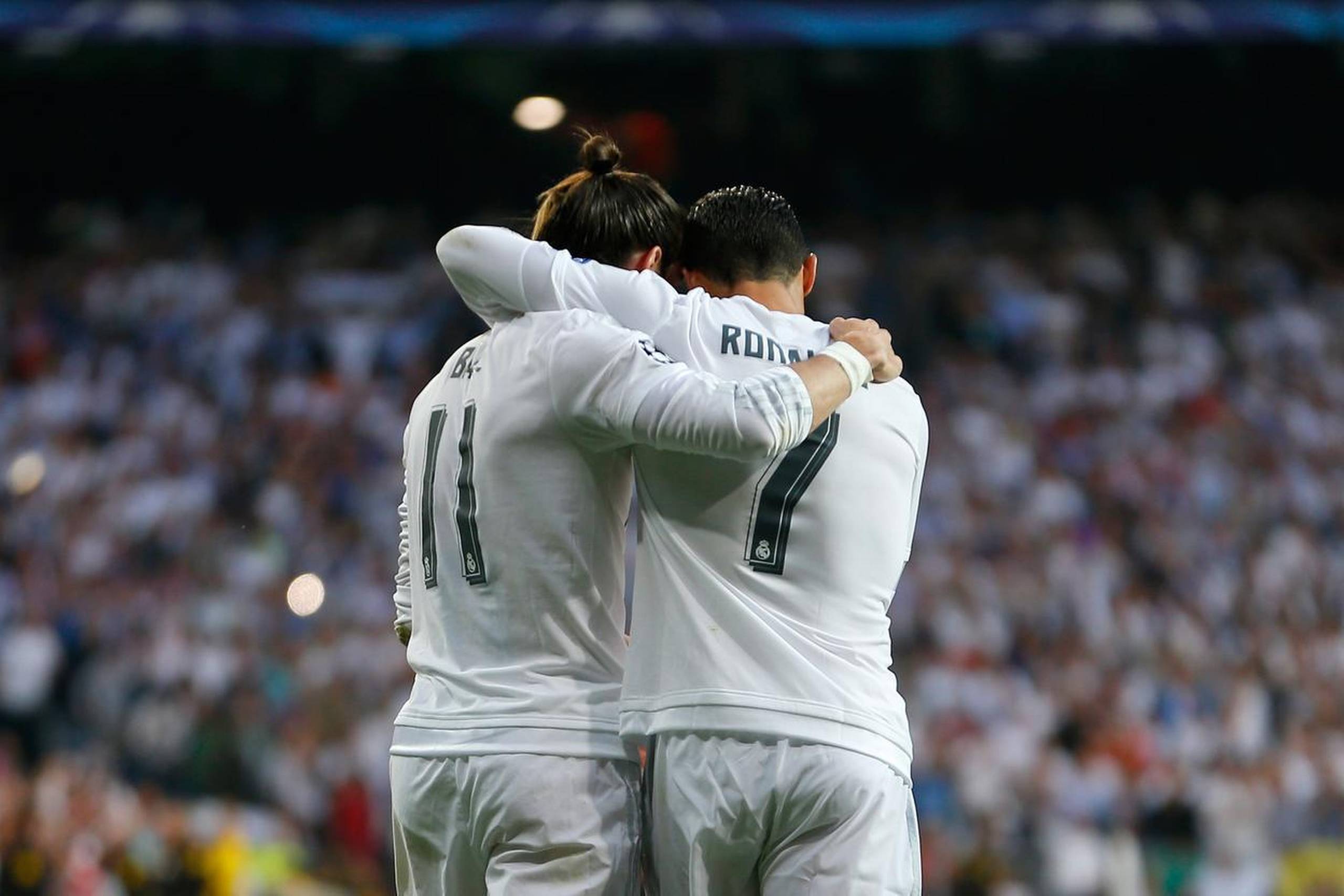 Gareth Bale (tv.) og Cristiano Ronaldo i omfavnelse efter en scoring til Real Madrid. Onsdag aften omfavner de højst hinanden efter kampen. Foto: Francisco Seco/AP