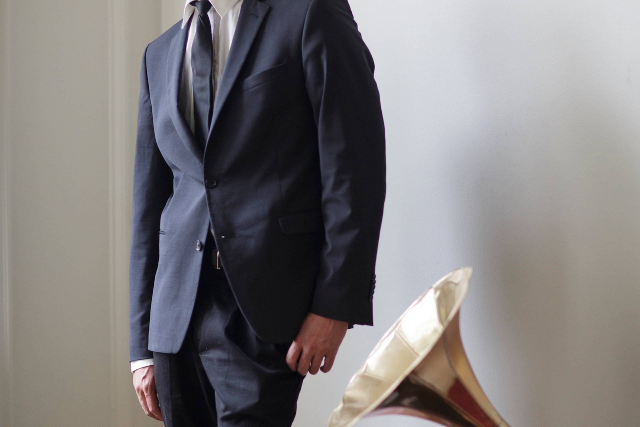 Mads Holger fotograferet med sin klassiker, en gammel liljegrammofon. Foto: Miriam Dalsgaard