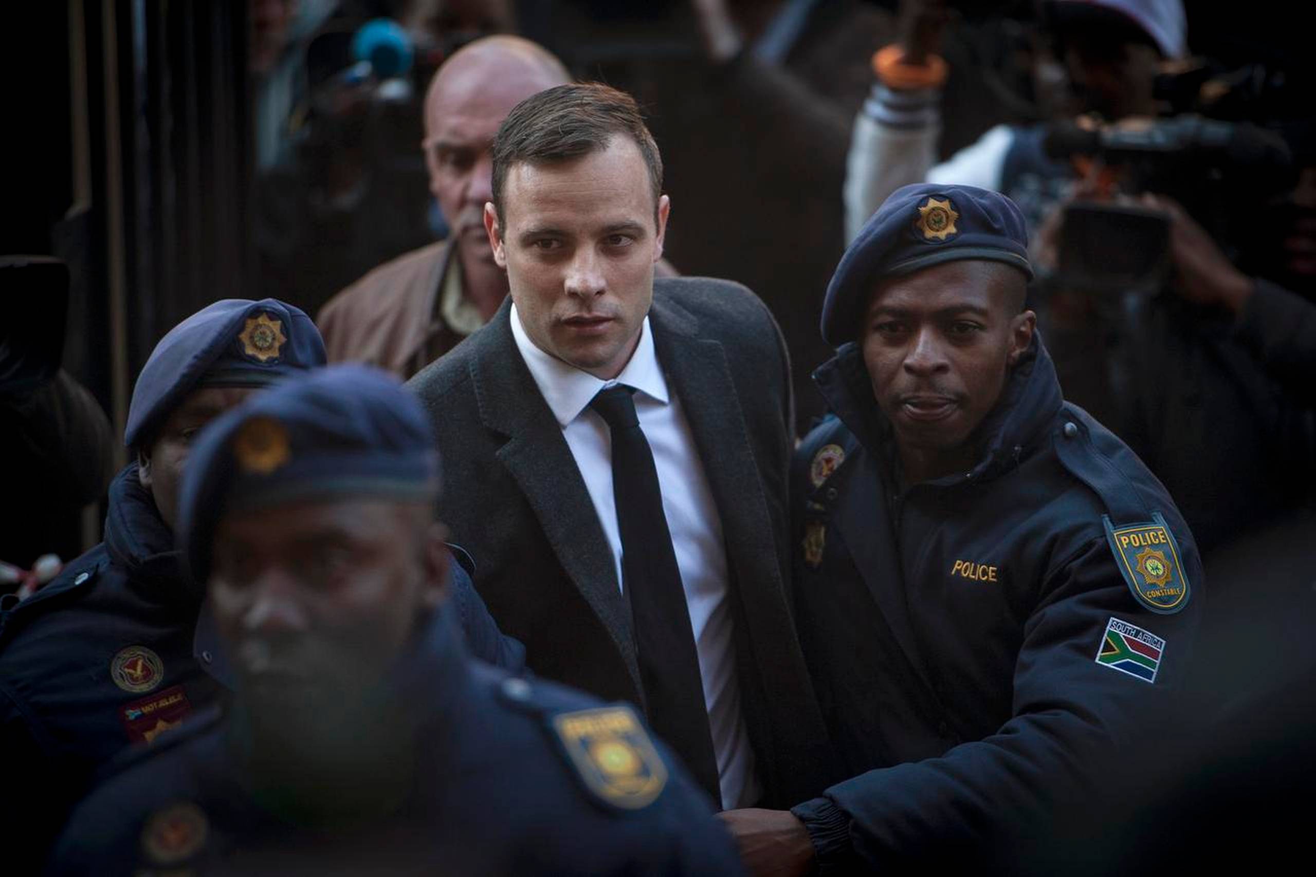 Oscar Pistorius blev i første omgang idømt fem års fængsel for uagtsomt manddrab. Dommen udløste et ramaskrig fra kvinderetsorganisationer, som mente, at Pistorius slap alt for billigt. Her er han på vej ind for at modtage dommen i appelretten, som idømte ham seks års fængsel. Foto: Shiraaz Mohamed/AP