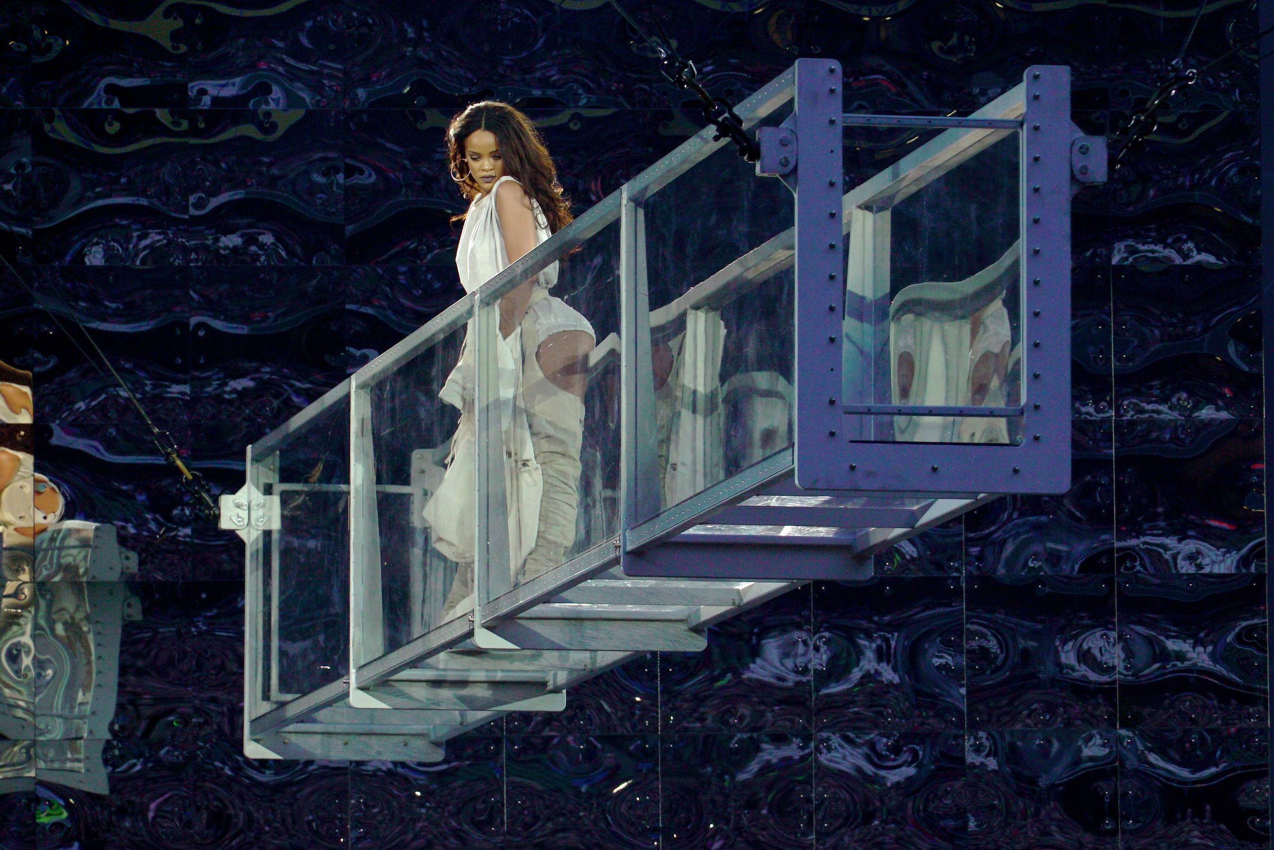 Fotografer var ikke budt indenfor til københavner-koncerten med Rihanna, som spillede for 25.000 gæster på Refshaleøen. Billedet er derfor fra en tidligere koncert. Foto: Evan Rogers/Fenty Corp