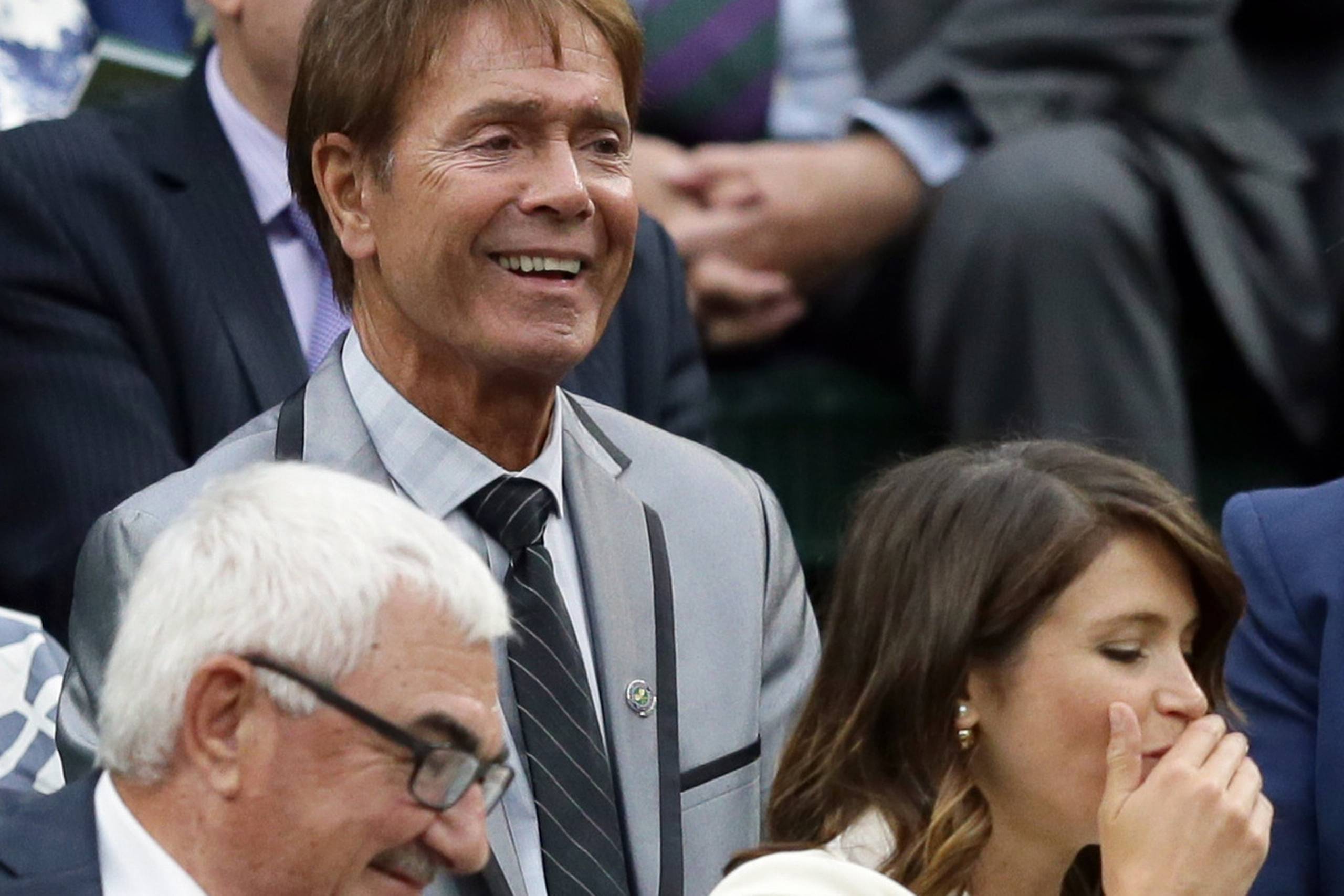 Cliff Richard, der her er tilskuer ved årets Wimbledonturnering, vil sagsøge BBC og det britiske politi, fordi en ransagning i hans hjem blev transmitteret på TV. Foto: Tim Ireland/AP