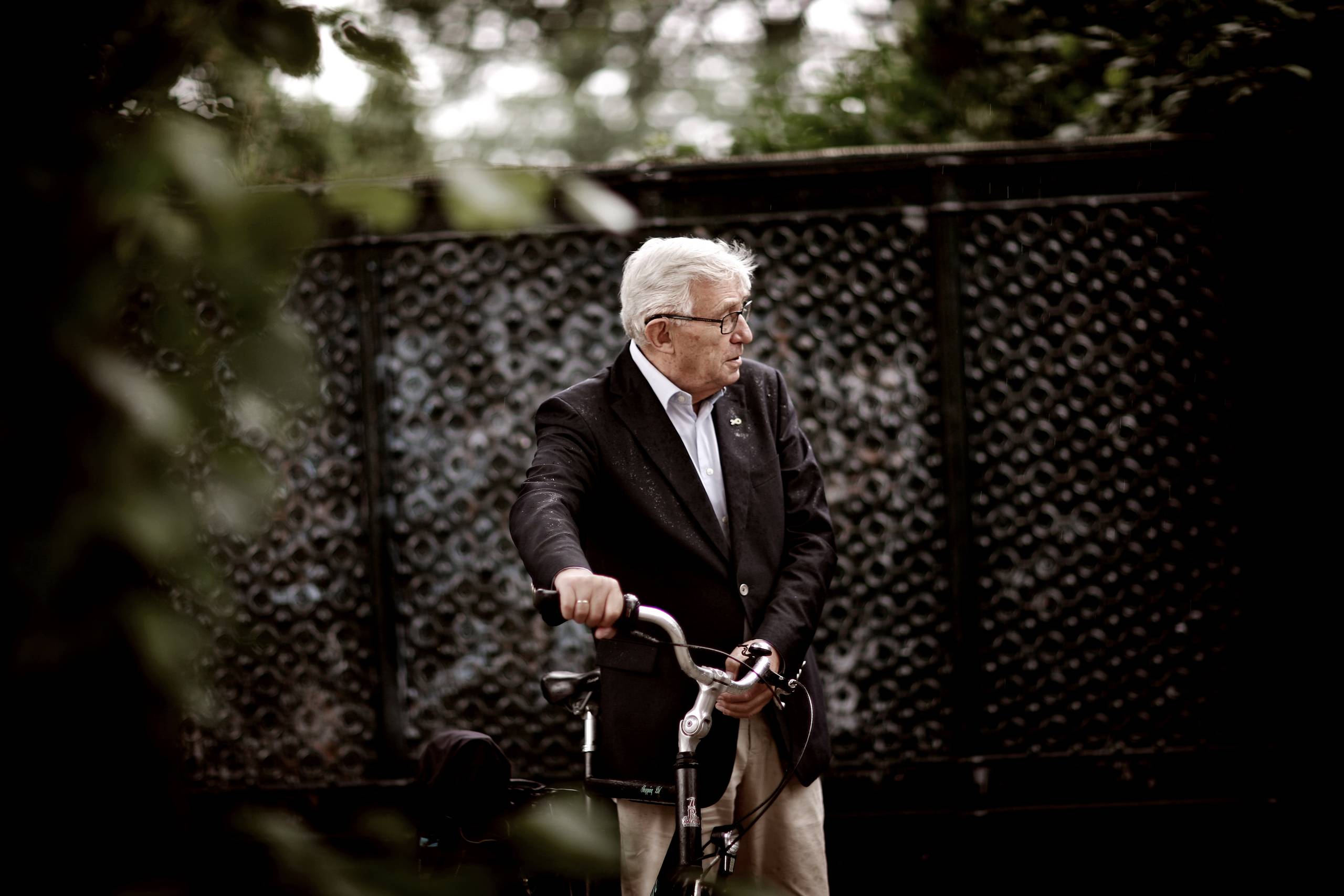 Søren Krarup ankommer på cykel, men han synes, det er idiotisk, når folk omtaler cykelisme som en vigtig dansk værdi. Foto: Nicolai Lorenzen