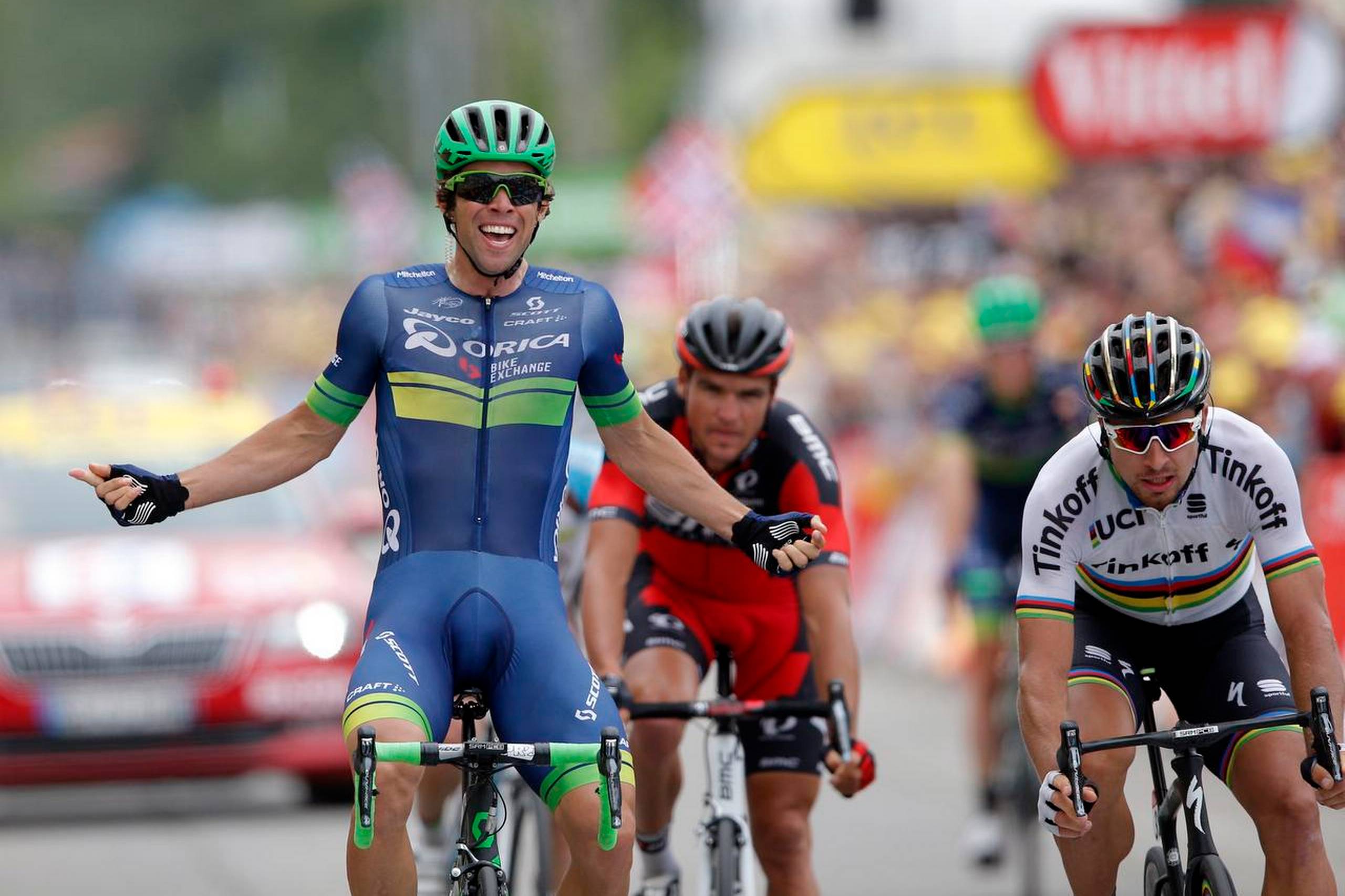 Australske Michael Matthews (t.v.) jubler, da han krydser målstregen foran slovakken Peter Sagan (t.h.). Foto: Christophe Ena/AP