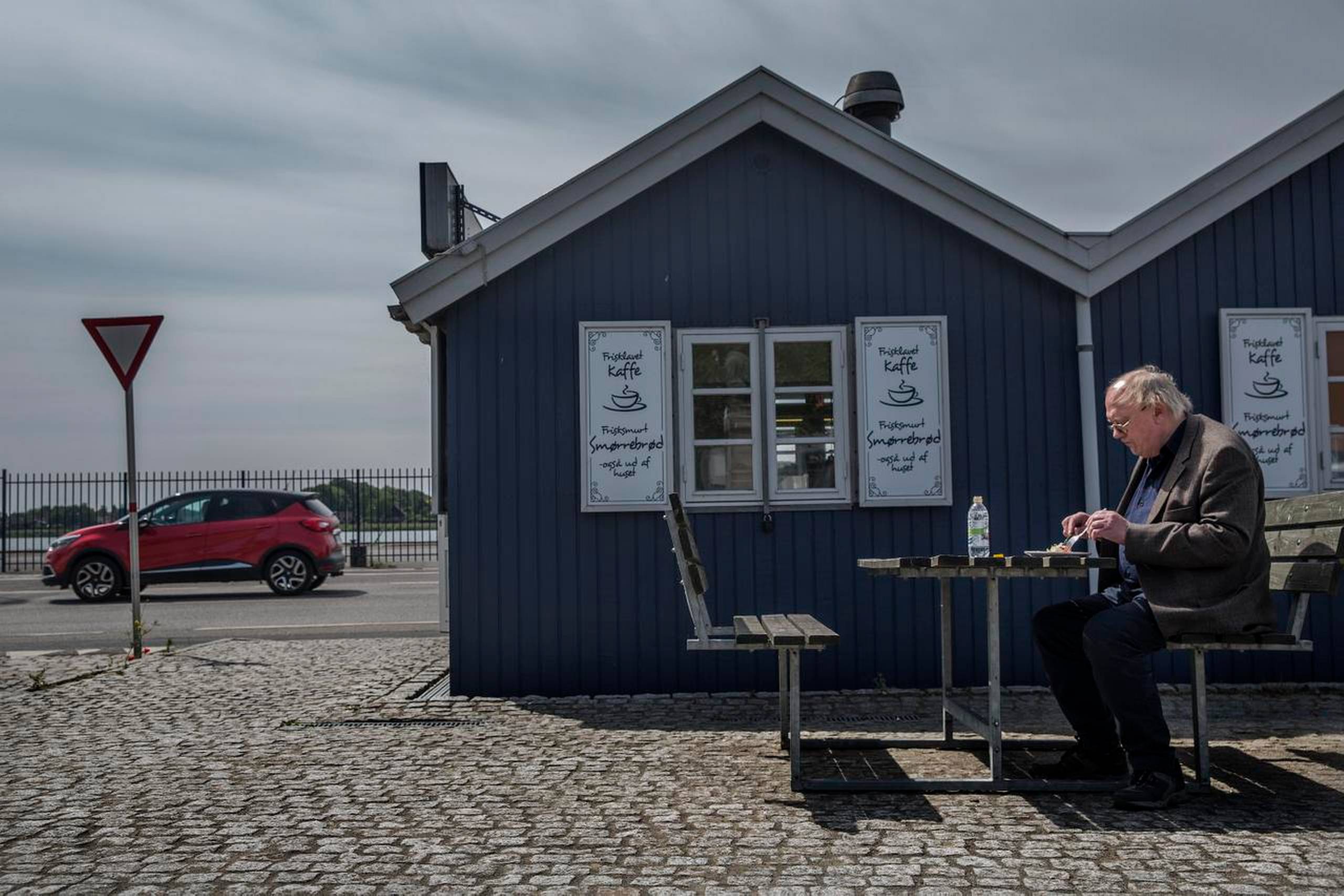 I forbindelse med udflytningen af de statslige arbejdspladser besøger vi en række forfattere i ’udkanten’, der har skrevet tekster om byen, der bliver bragt i byen. Bent Vinn Nielsen bor i Nykøbing Falster, kan godt lide den, fordi den er lidt kedelig.