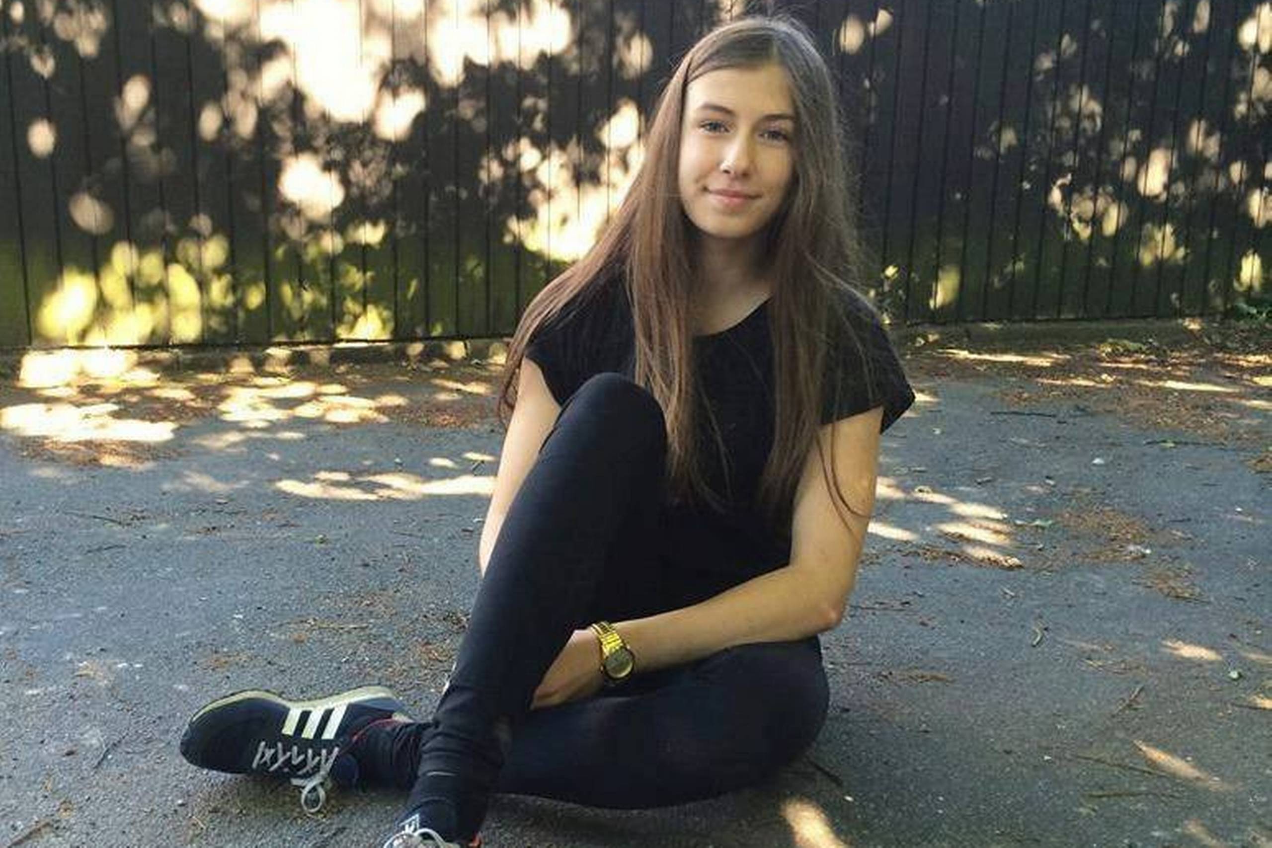 Emilie Meng er 168 centimeter høj, almindelig af bygning, har langt brunt hår, og hun var iført sort langærmet cardigan med sort blondebluse og blå bukser. Hun havde blå Adidas-sko på fødderne. Privatfoto. 