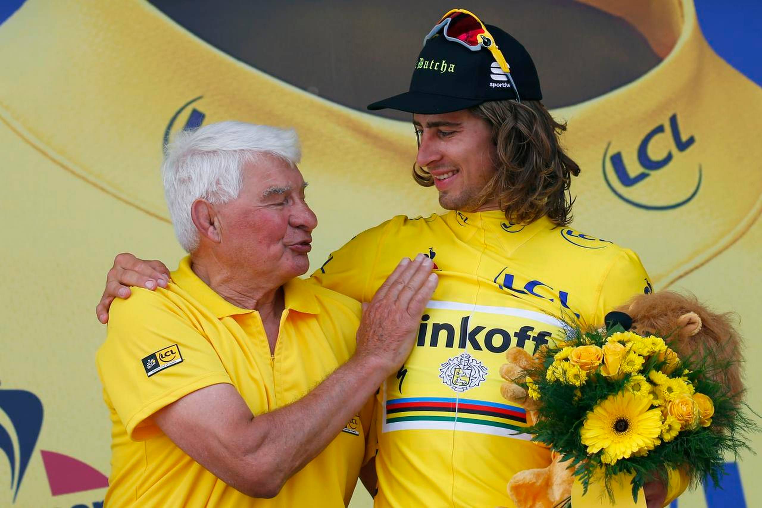 Den franske cykellegende Raymond Poulidor lykønsker Peter Sagan, som fik den gule trøje, da han vandt den 237,5 km lange etape med start i Saumur og mål i Limoges. Foto: Peter Dejong/AP