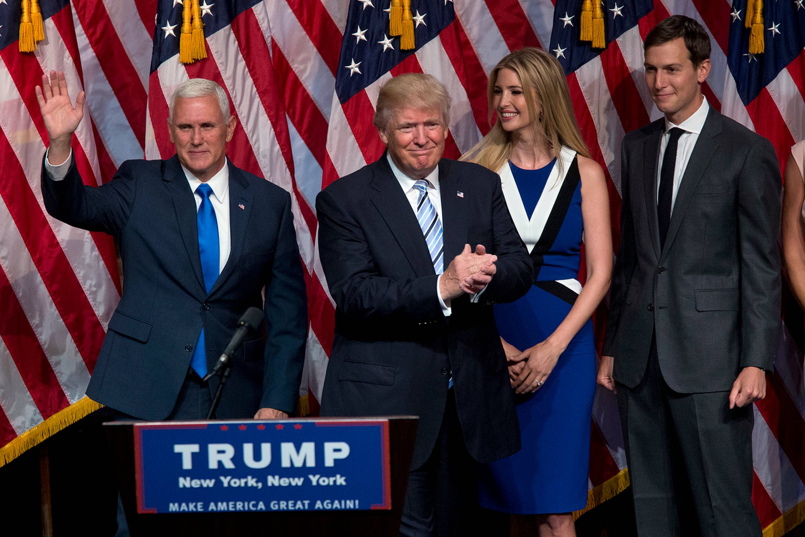 Naturligvis er det de to præsidentkandidater Hillary Clinton og Donald Trump, der er mest fokus på i den amerikanske valgkamp. Men de seneste uger har de to udpeget de to vicepræsidentkandidater, som der skal føres valgkamp med. Hillary Clinton har valgt Tim Kaine, guvenør i Virginia, og Donald Trump har peget på Mike Pence, guvenør i Indiana.  Foto: Mary Altaffer/AP