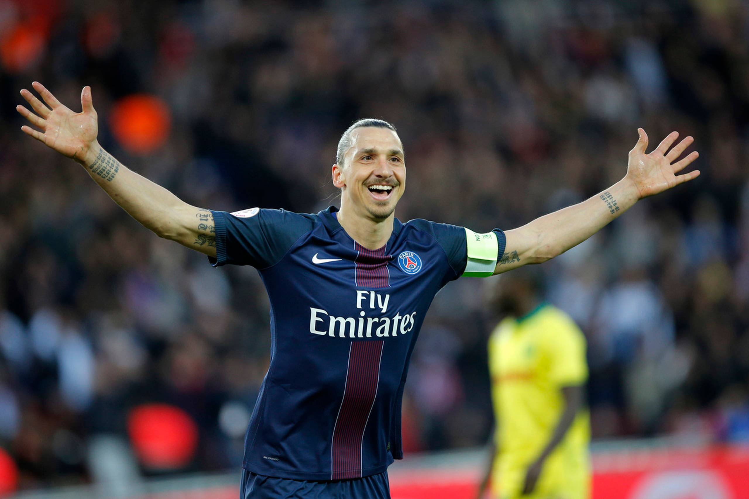 Zlatan Ibrahimovic har som bekendt skiftet sin blå PSG-trøje ud med Manchester Uniteds røde. Den svenske stjerne og superego stræber efter at blive Gud af Manchester. Foto: Christophe Ena/AP