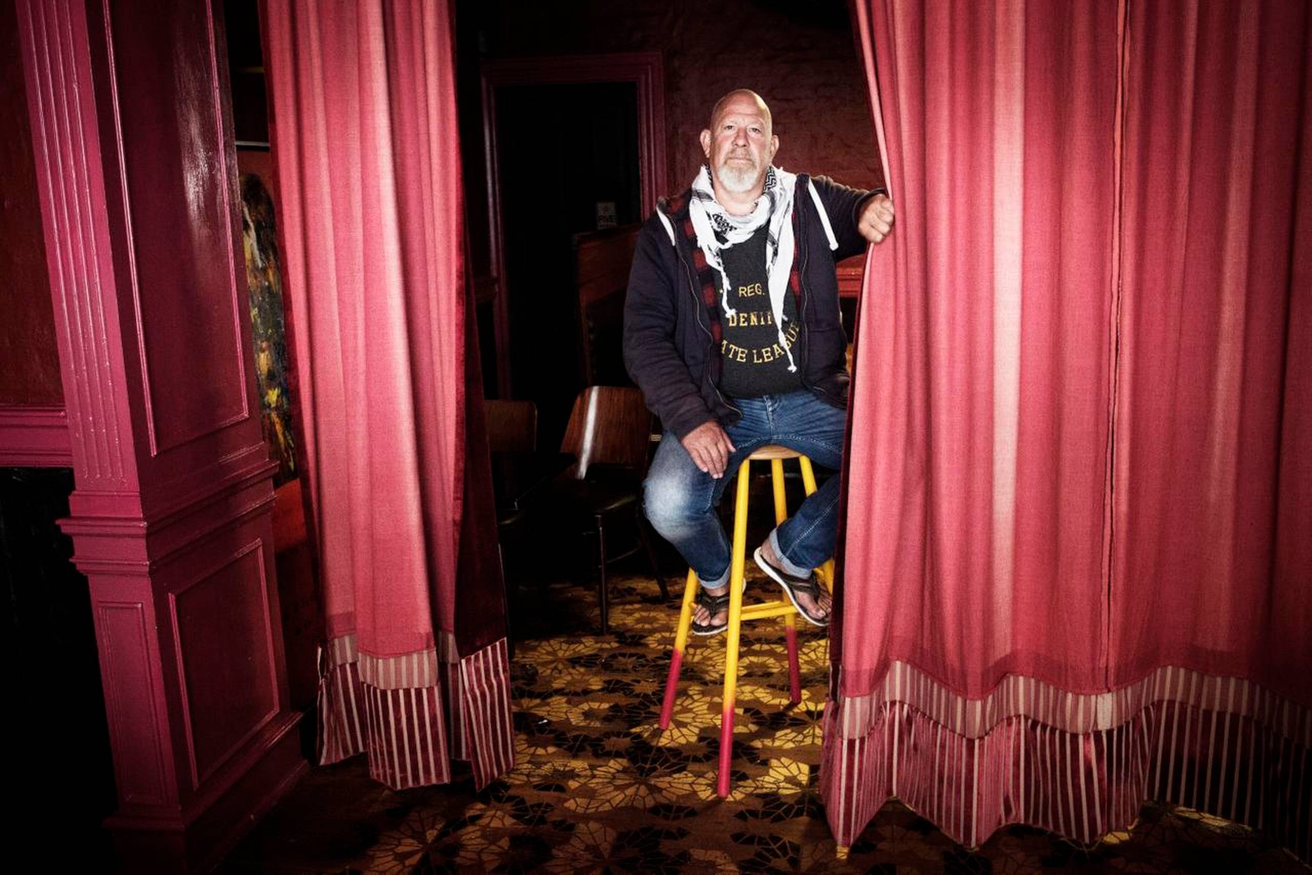 Erik Trigger, digter og tidligere havnearbejder, er fotograferet på Industrien Rock Gastro Bar i Esbjerg. Der har været bar i lokalerne siden slutningen af 1800-tallet. Erik Trigger kommer der selv og synes, at stedet er et godt eksempel på at byen transformerer sig, men bibeholder ånden og historien.