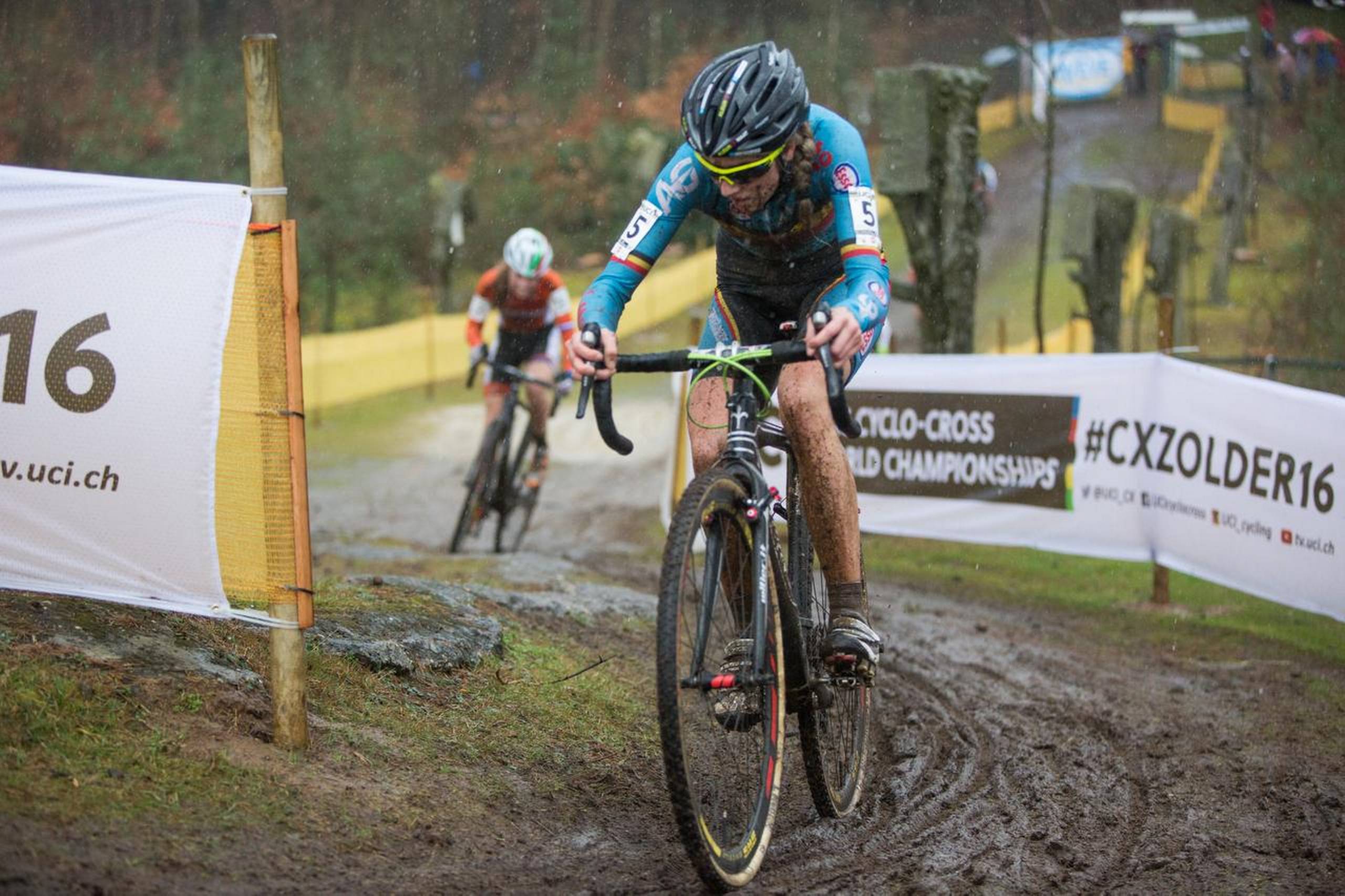 Den 19-årige belgier, Femke van den Driessche, blev i marts i år taget ved U23-VM i cykelcross for urent pedalkraft. Hunhavde skjult en motor i cyklen. Driessche blev idømt ikke mindre end seks års karantæne, selvom hun forklarede, at den motordopede cykel tilhørte en ven. Foto: Mike Albreight/AP