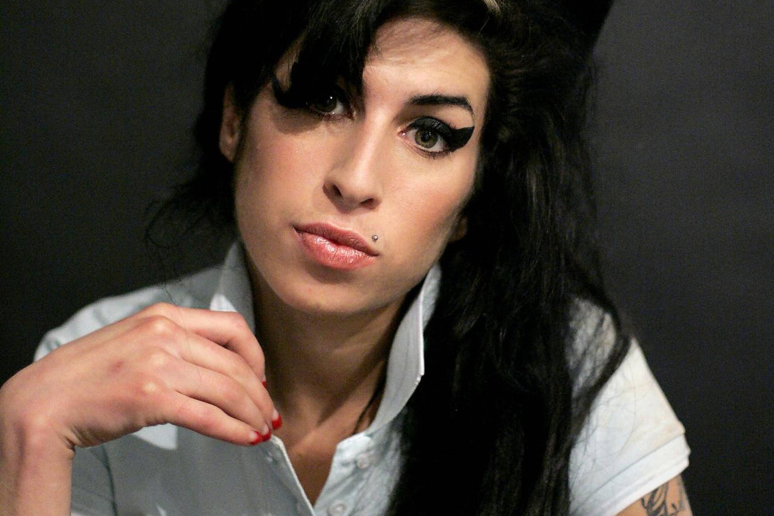 2011: Den britiske sanger Amy Winehouse (foto) dør, 27 år gammel.