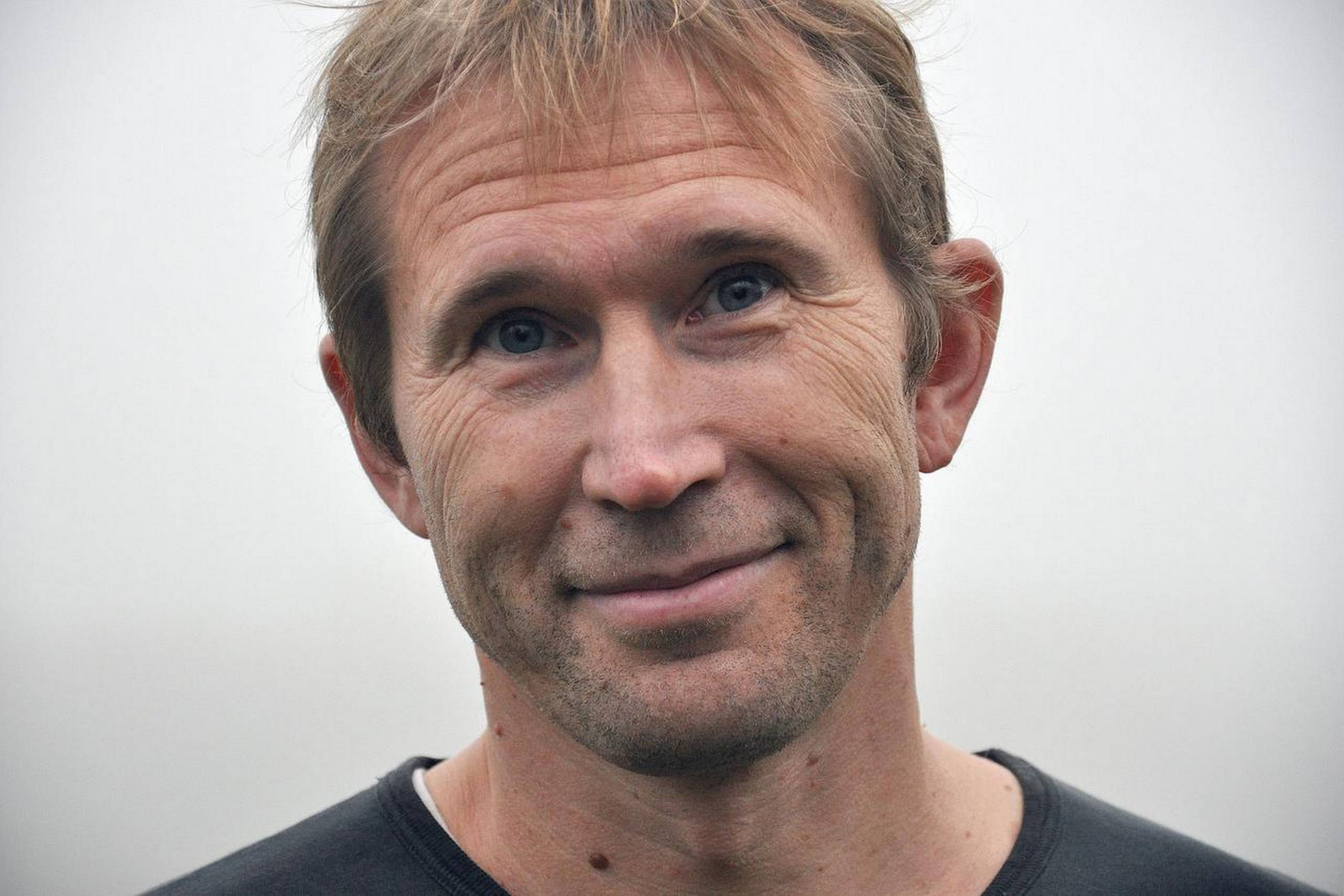 Simon Fruelund er uddannet på Københavns Universitet, University of California, Irvine og Forfatterskolen. 1997-2006 arbejdede han som forlagsredaktør på Gyldendal, og nu underviser han på Vallekilde Højskoles forfatterlinje. Foto: Camilla Hultén