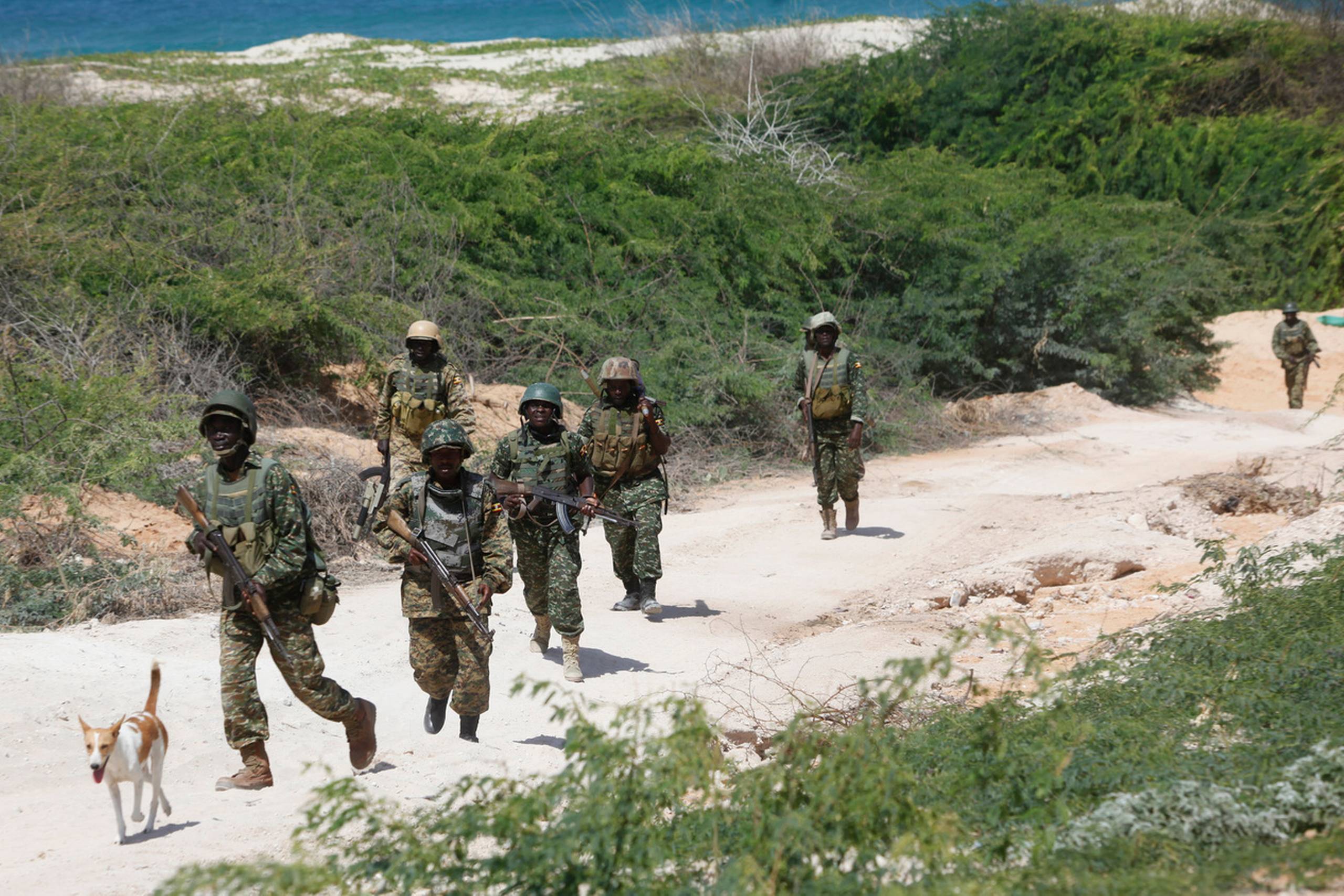 Soldater fra Den Afrikanske Union på patrulje. Foto: Farah Abdi Warsameh/AP