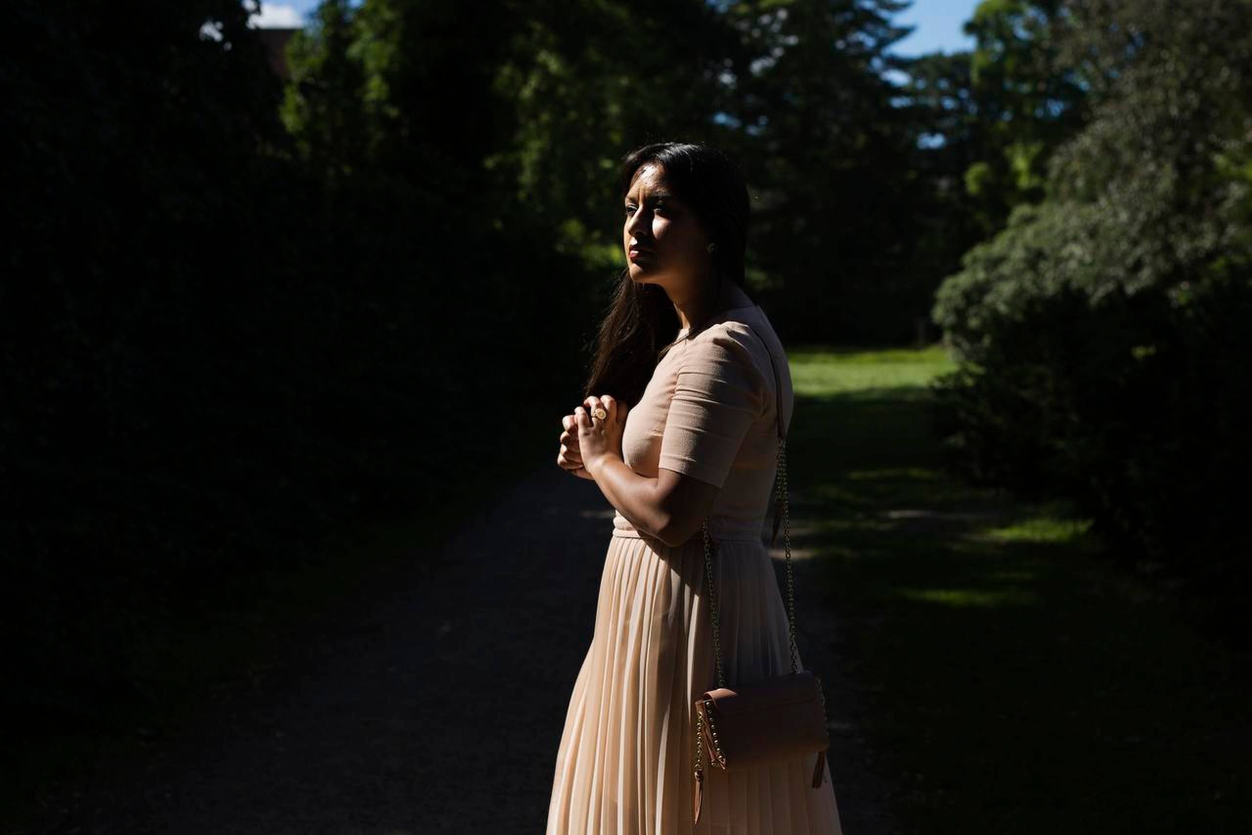 »Jeg er muslim, og jeg insisterer på ikke at kalde mig moderat muslim, sekulær muslim eller åndelig muslim. Jeg bruger ikke etiketter om min tro, for det bør være muligt at sige, at jeg er muslim akkurat som andre siger, at de er kristne uden yderligere forklaring. Man må individuelt lægge det i sin tro, som man ønsker,« siger Geeti Amiri, der har valgt at tage en pause fra studierne for at koncentrere sig om udgivelsen af sin selvbiografi og sit virke som foredragsholder, blogger og debattør. Foto: Mathias Svold