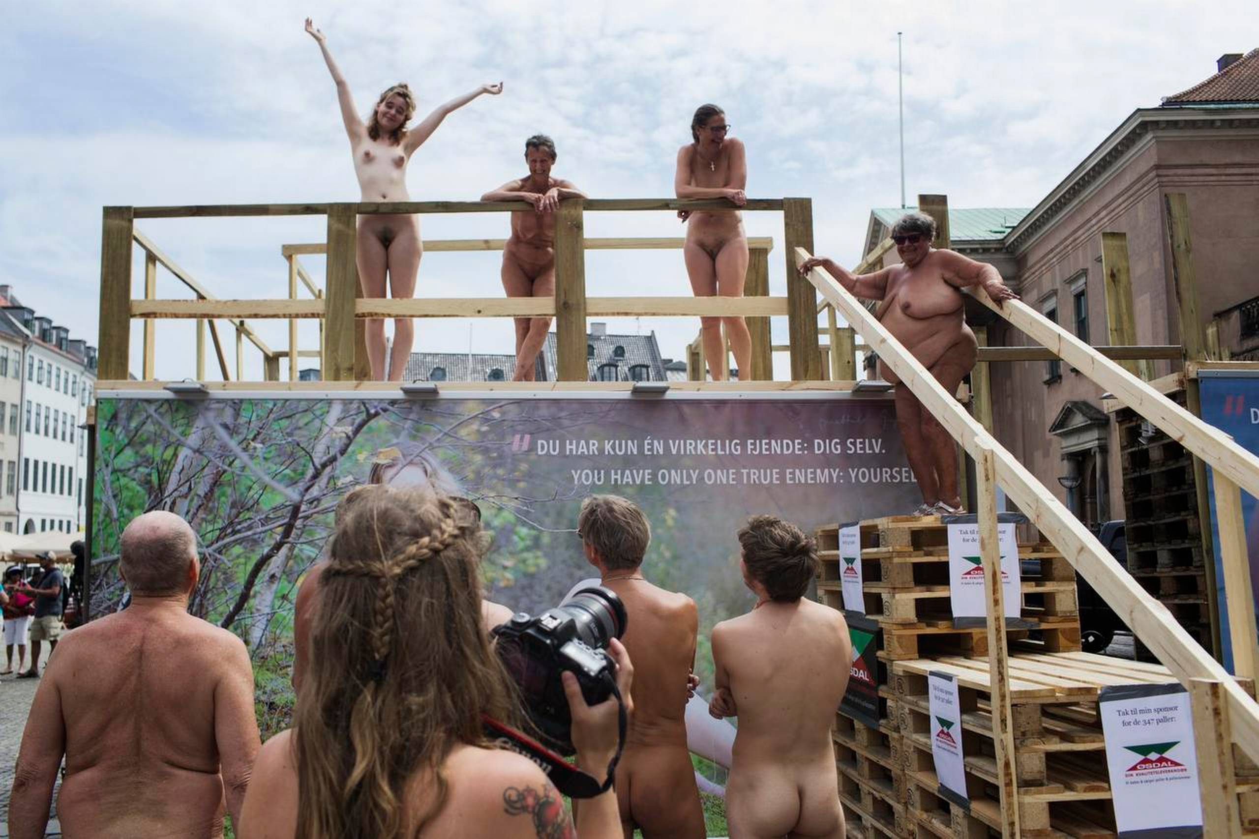 Danske naturister var med til at åbne Mathilde Grafströms omdiskuterede fotoudstilling ”Female Beauty 2016 – Nude in the Public Space” på Nytorv i København forleden. Arkivfoto: Mathias Svold