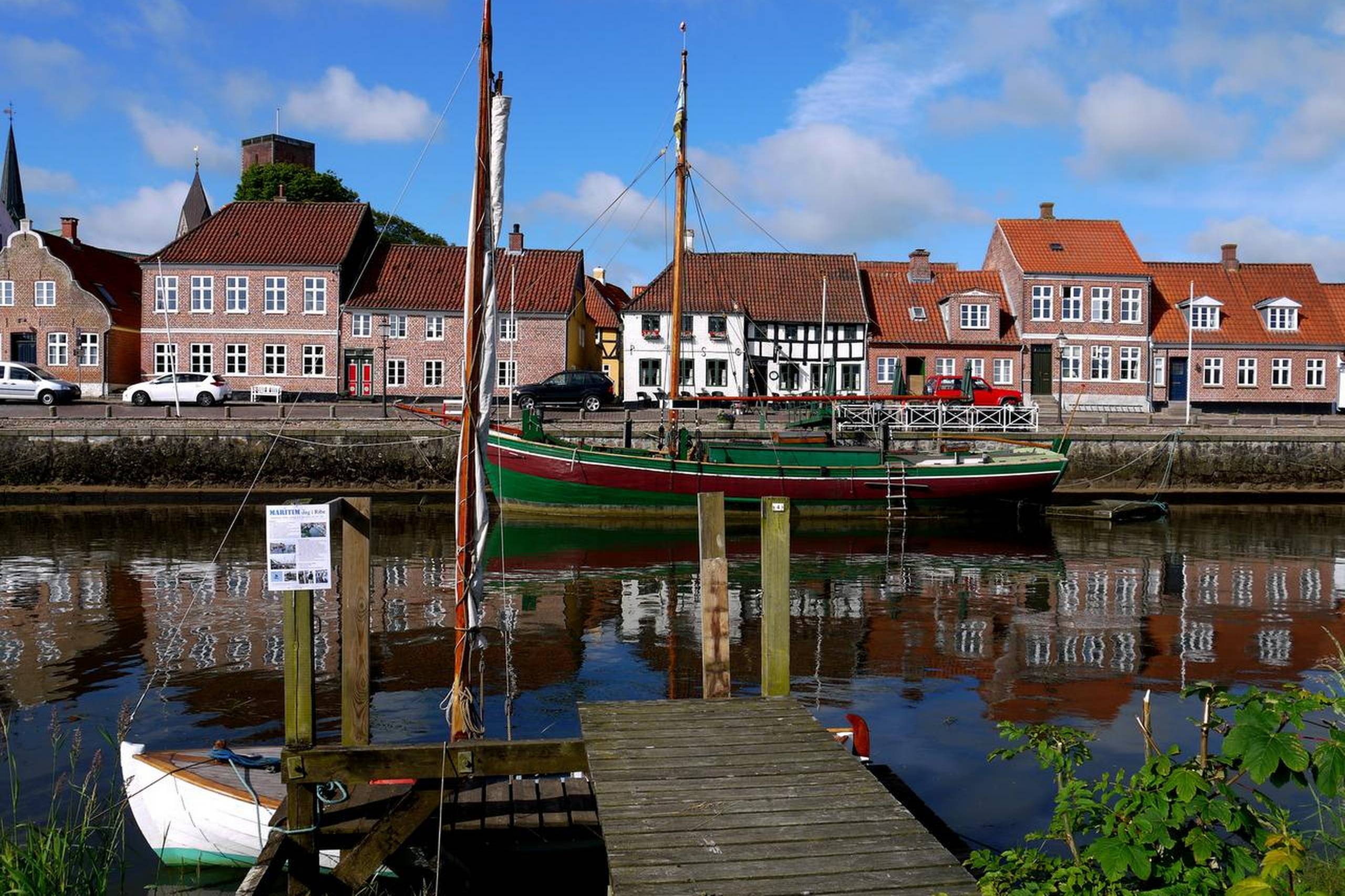 Ribe er Danmarks ældste by med den imponerende domkirke, der har tre tårne og fem skibe.