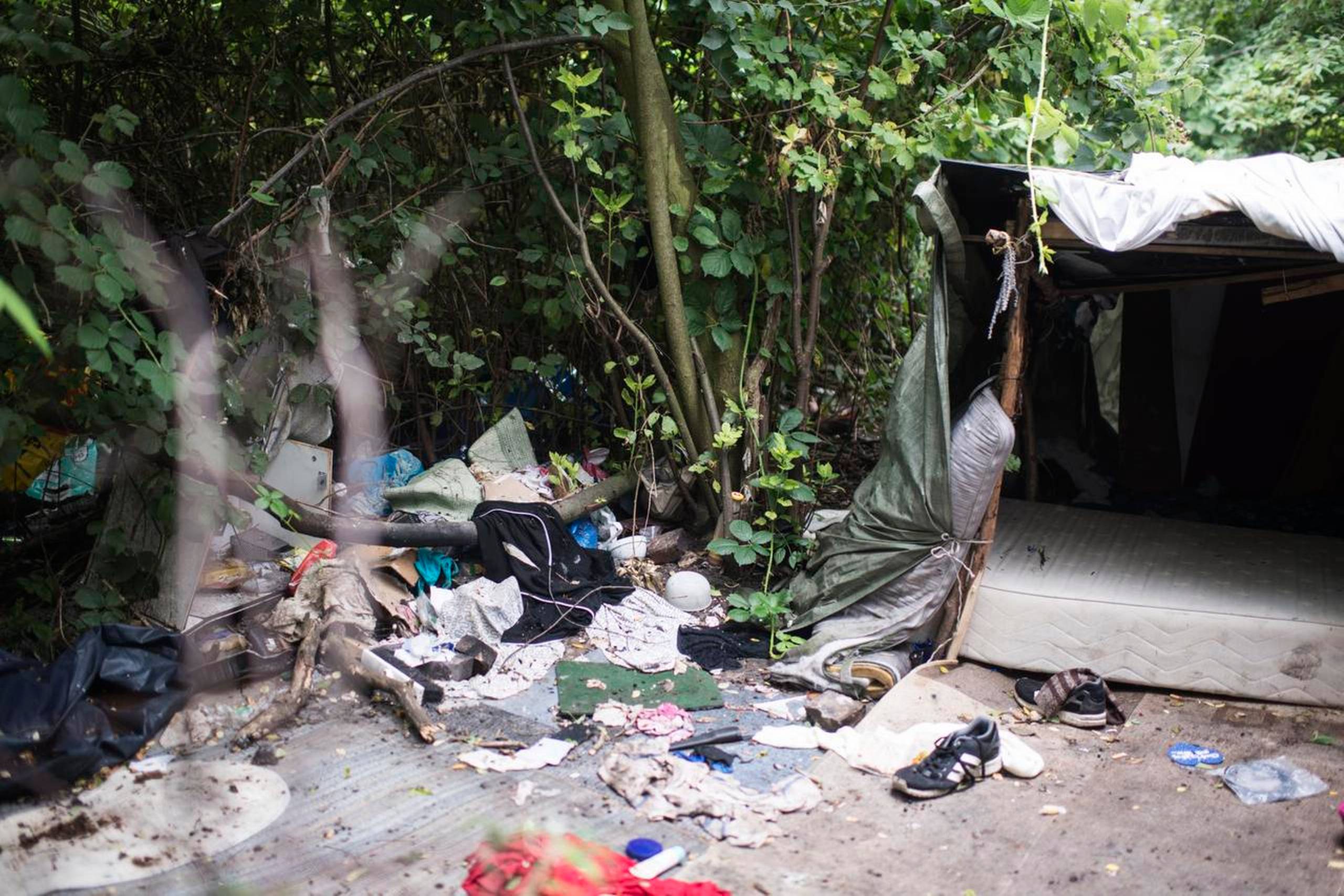 Flere steder i København har romaer slået sig ned. Her en forladt lejr tæt på Ryparken Station i København. Den ligger i et område, hvor politiet godt kan gribe ind. Foto: Casper Holmenlund Christensen